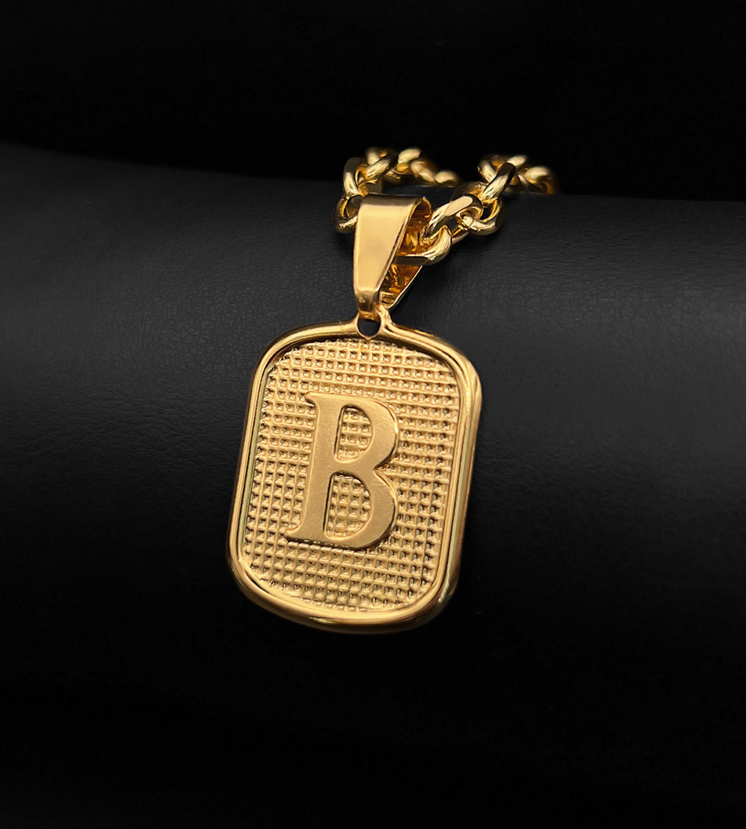 Pingente Letra Média Detalhada Banhado a Ouro 18k