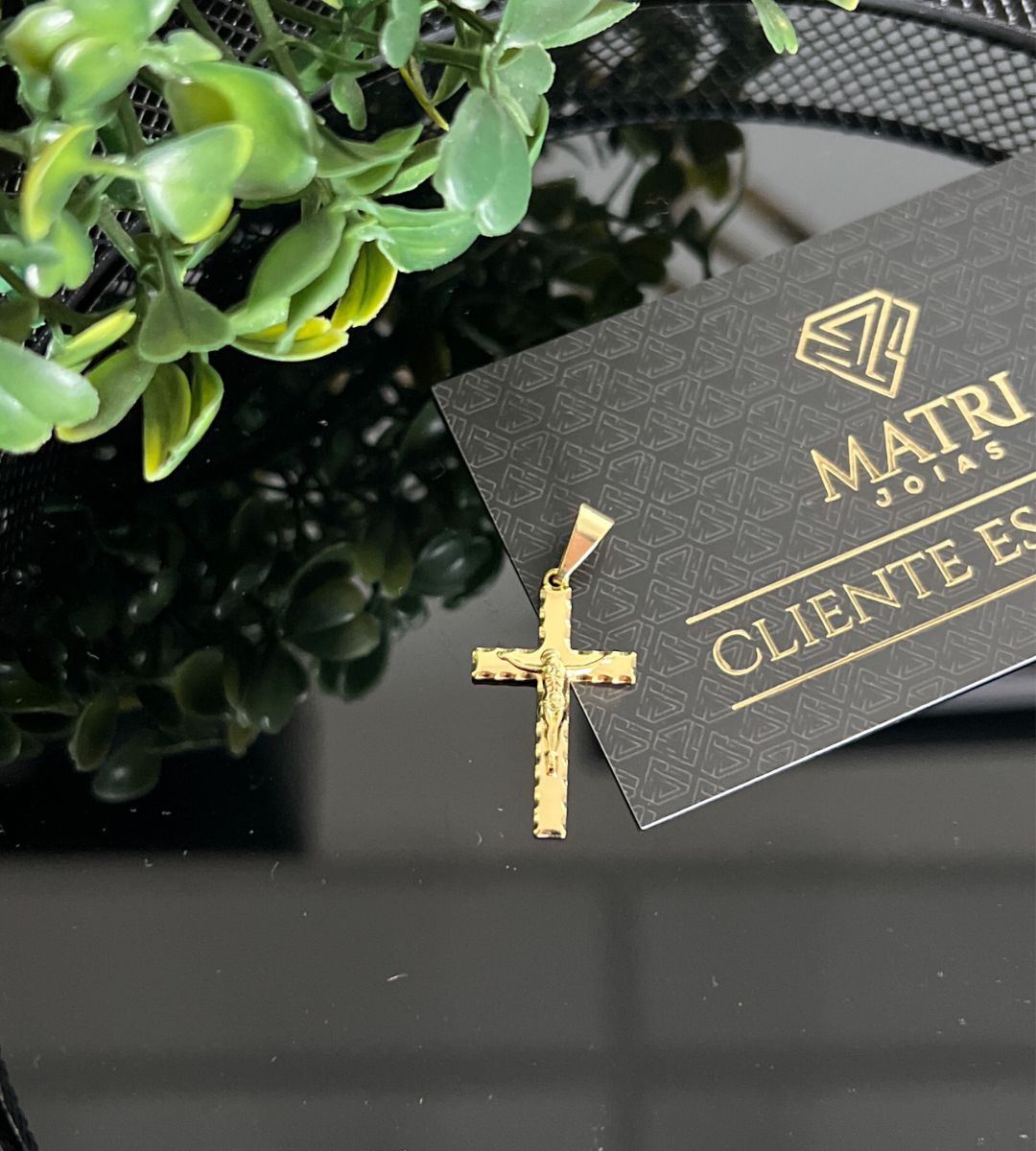 Pingente Cruz Pequena com Cristo Liso com Detalhes 2,5x1,5cm Banhado a Ouro 18k, foto 2