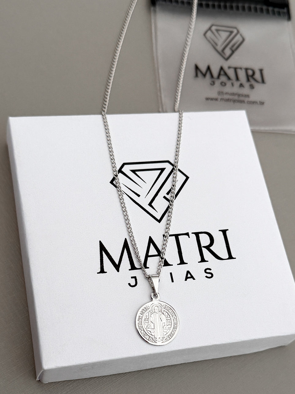 Corrente Grumet 2mm com Pingente São Bento Pequeno Banhada a Ouro Branco