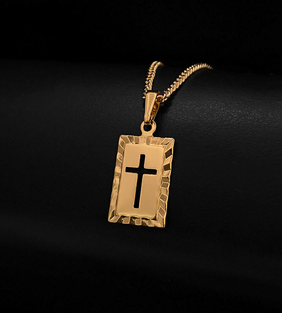 Pingente Plaquinha Cruz Detalhada 3x1.5cm Banhado a Ouro 18k