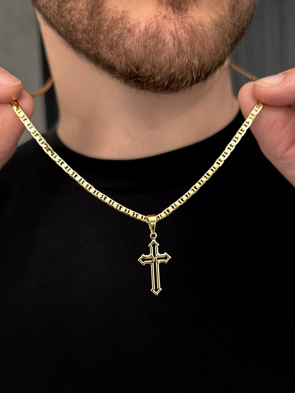 Corrente Piastrini 3mm com Pingente Cruz Vazada Banhada a Ouro 18k
