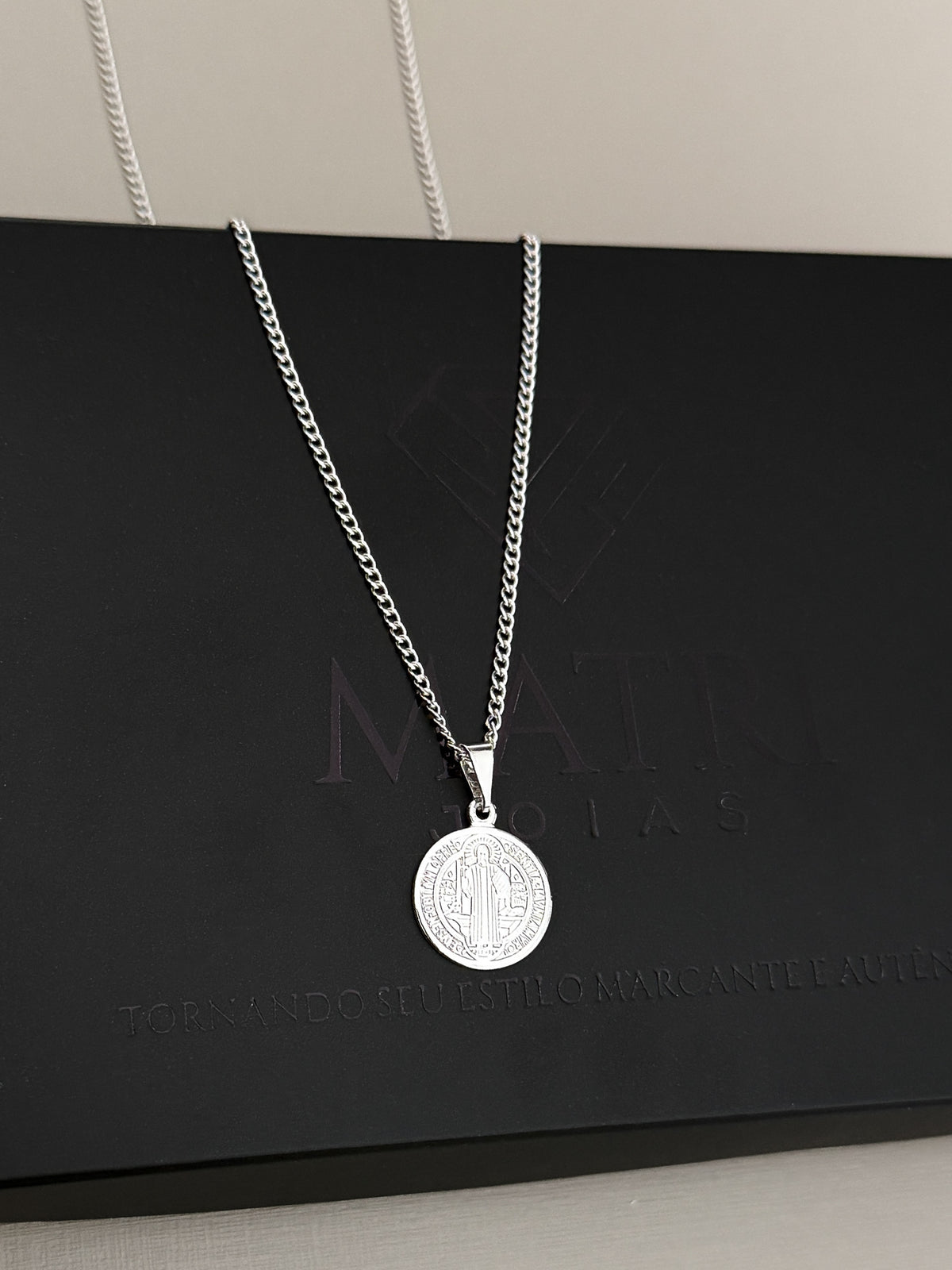 Corrente Grumet 2mm com Pingente São Bento Pequeno Banhada a Ouro Branco