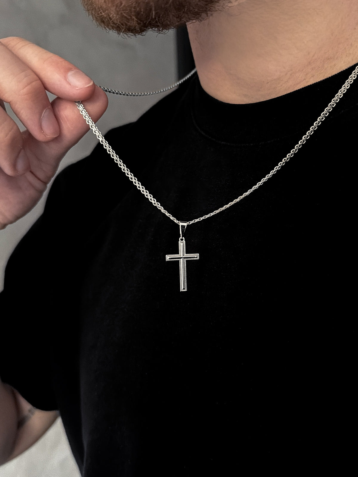 Corrente Cadeado Duplo 3mm com Pingente Cruz Detalhada Banhada a Ouro Branco