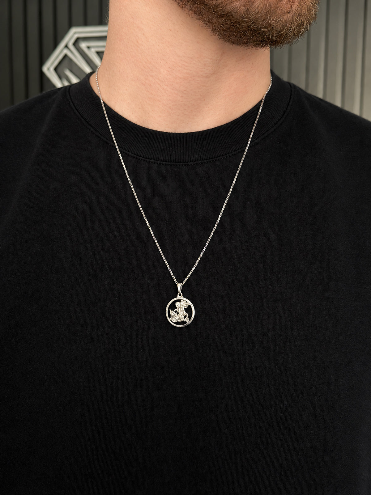 Corrente Tijolinho 1mm com Pingente São Jorge Banhada a Ouro Branco