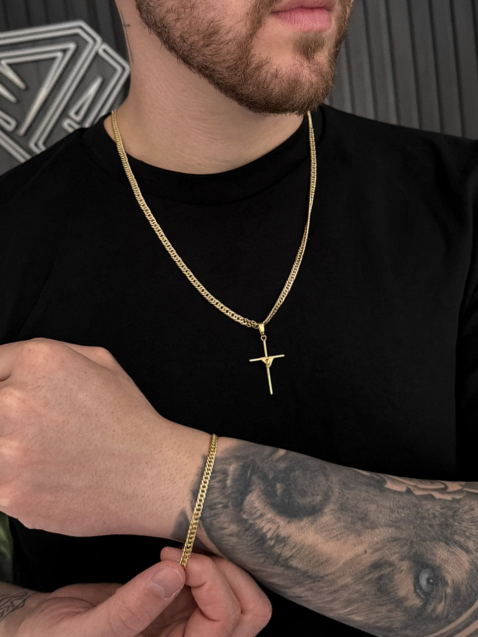 Conjunto Corrente e Pulseira Grumet Dupla 4mm com Pingente Cruz Vazada Banhado a Ouro 18k