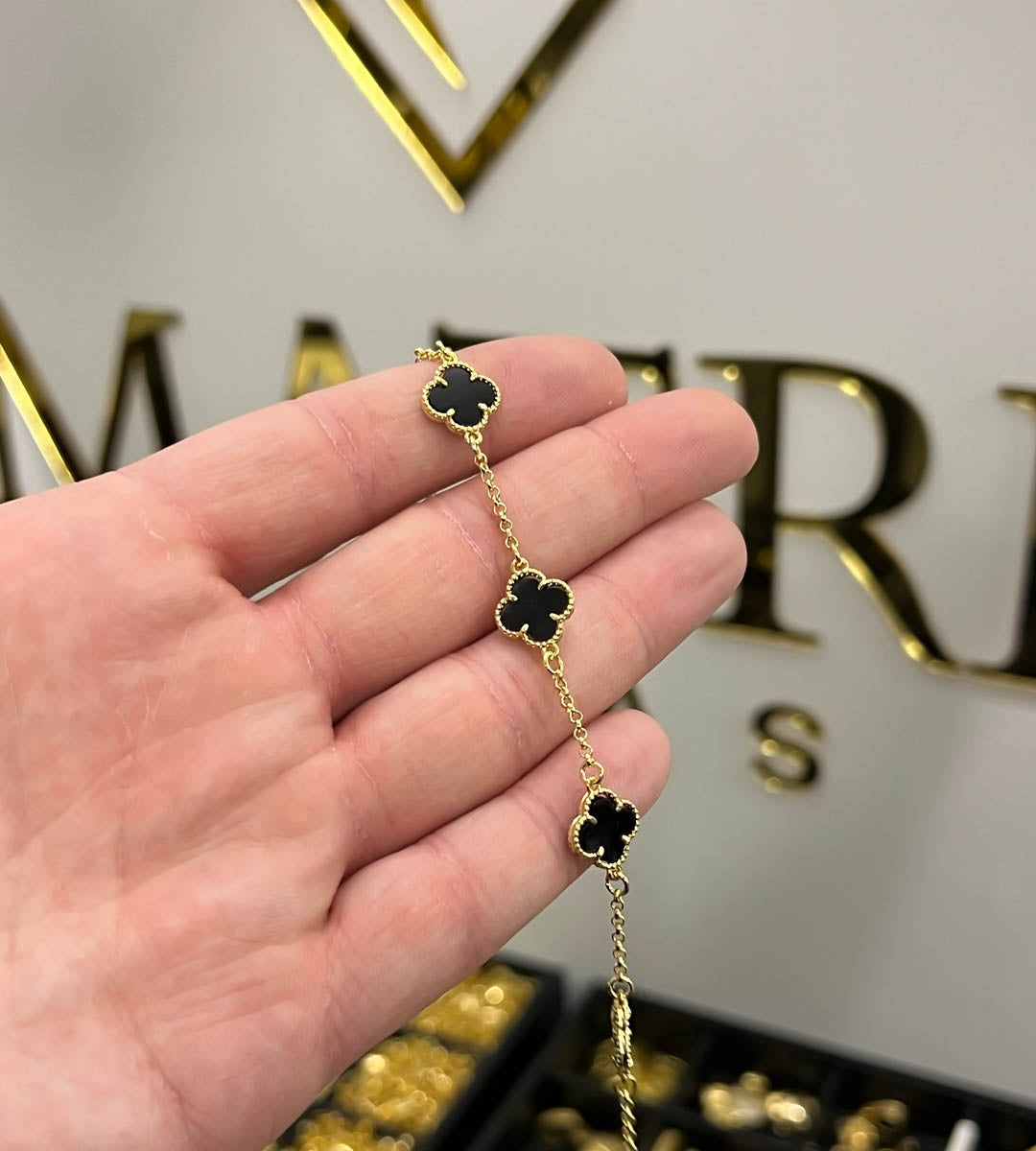 Pulseira Trevo Preto Fecho Tradicional Banhada a Ouro 18k, foto 4