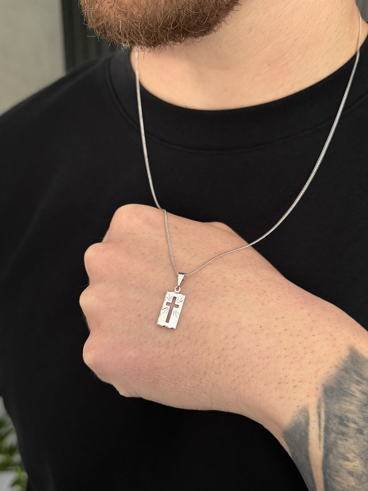 Corrente Grumet 1mm com Pingente Plaquinha Cruz Vazada Banhado a Ouro Branco