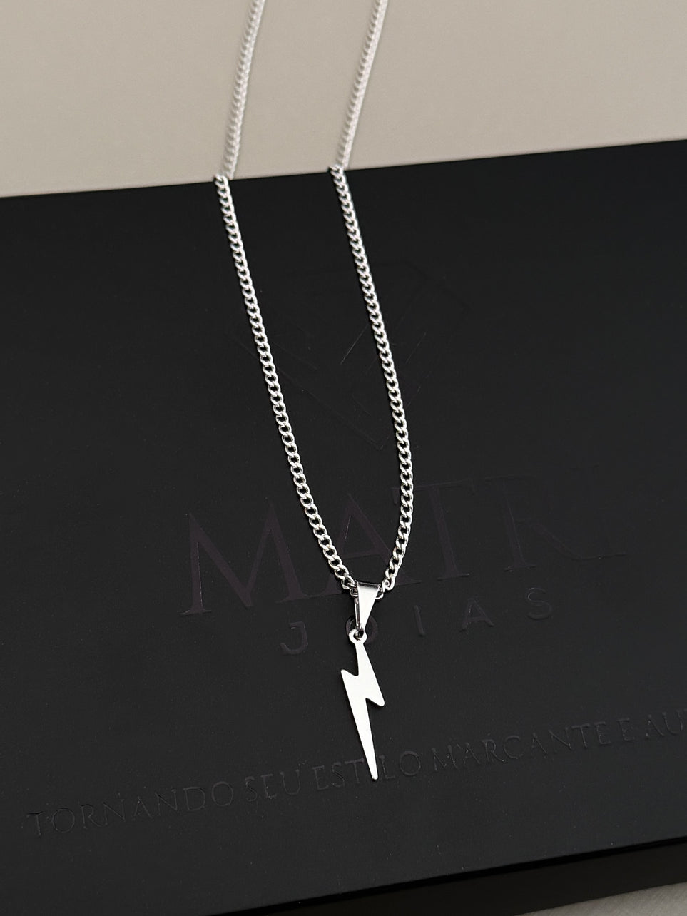 Corrente Grumet 2mm com Pingente Raio Banhada a Ouro Branco
