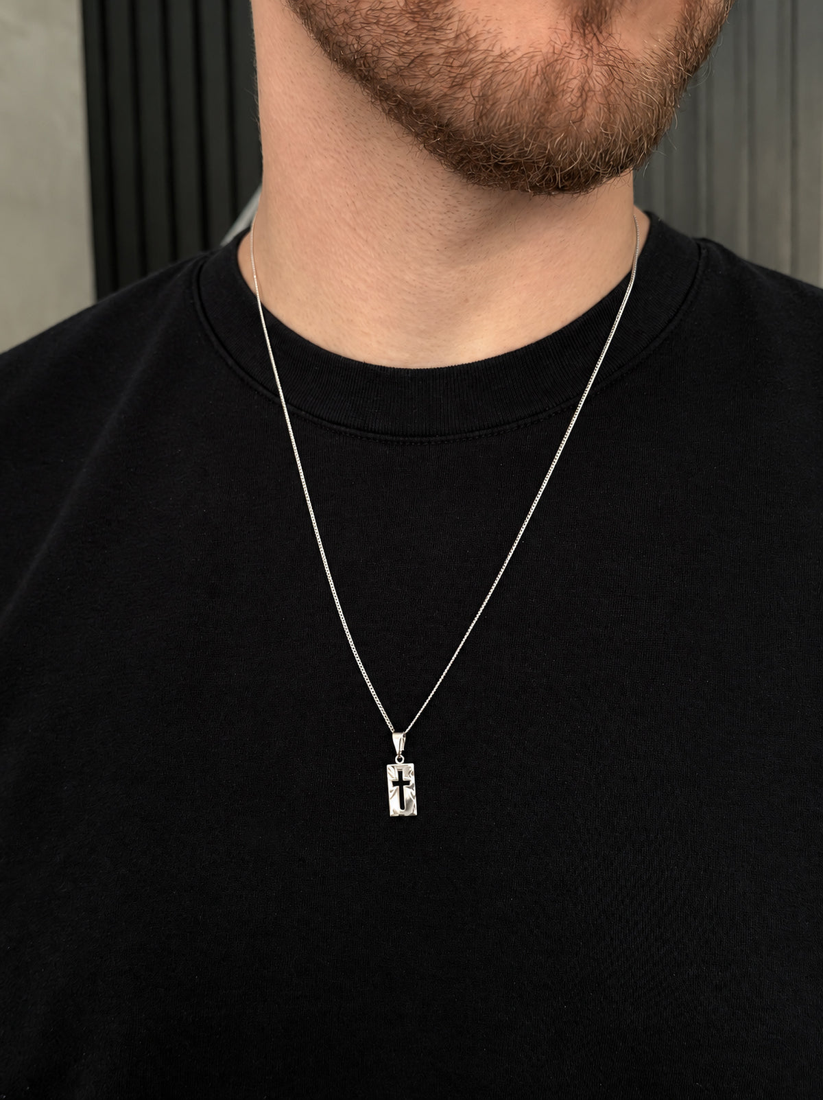 Corrente Grumet 1mm com Pingente Plaquinha Cruz Vazada Banhado a Ouro Branco