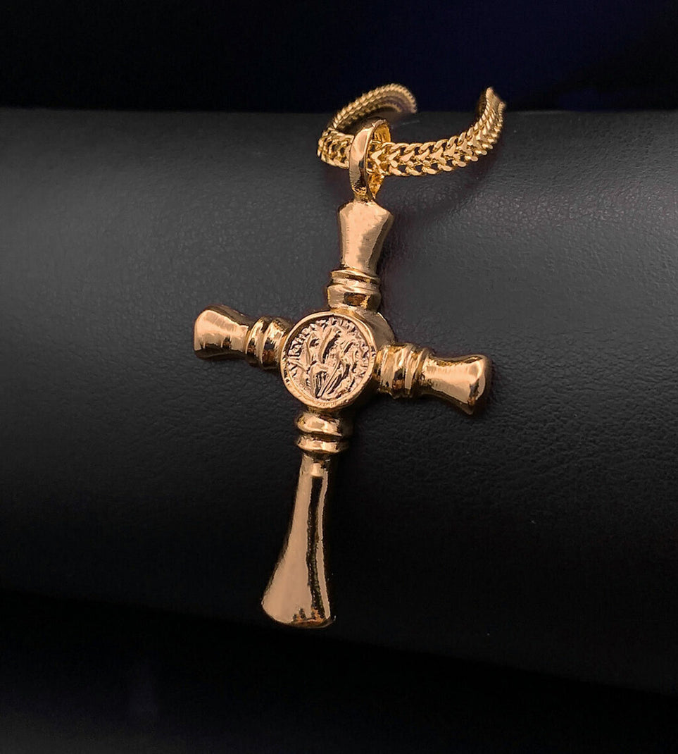 Pingente Cruz de São Bento 5x3cm Banhado a Ouro 18k