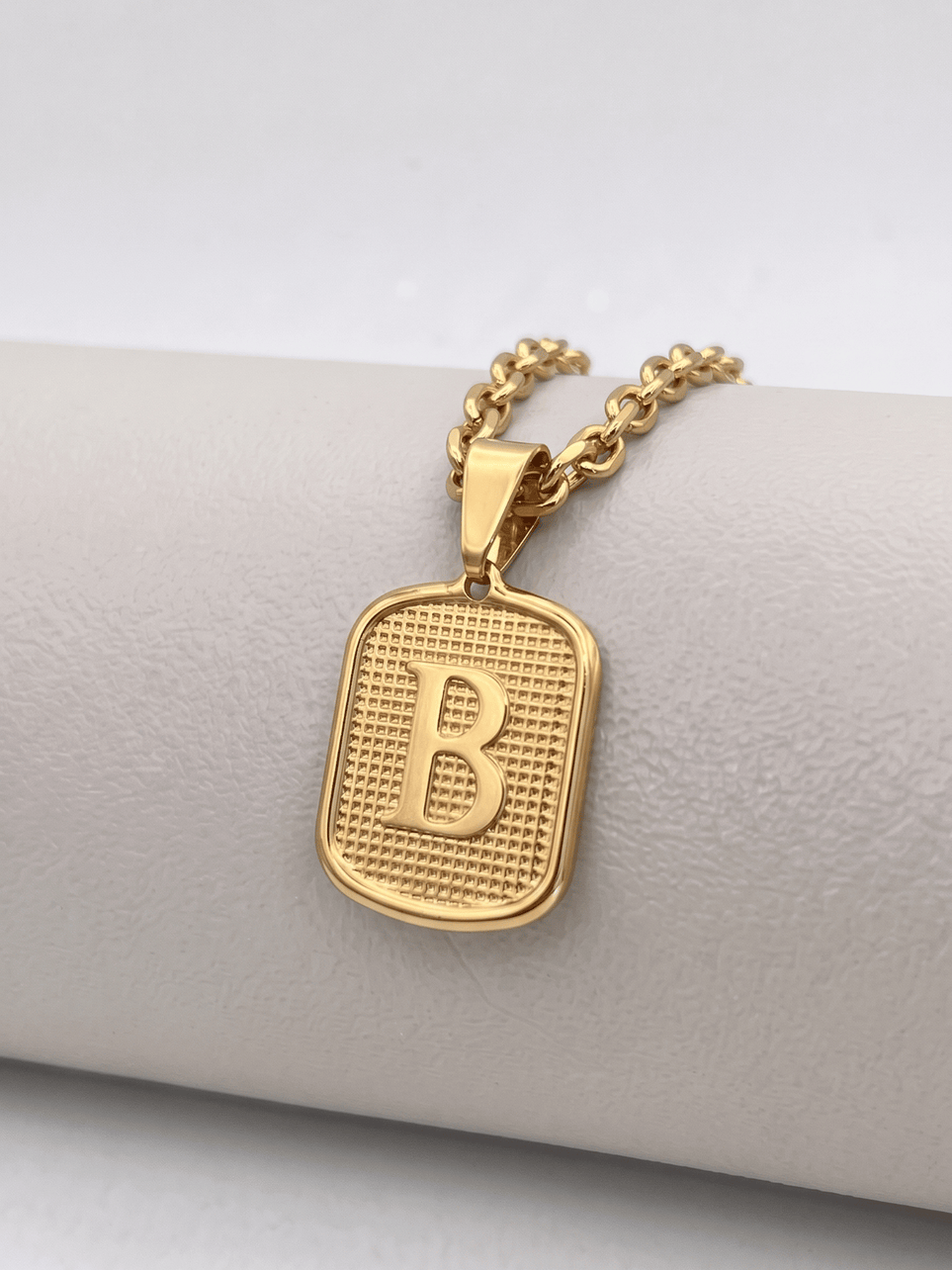 Pingente Letra Média Detalhada Banhado a Ouro 18k