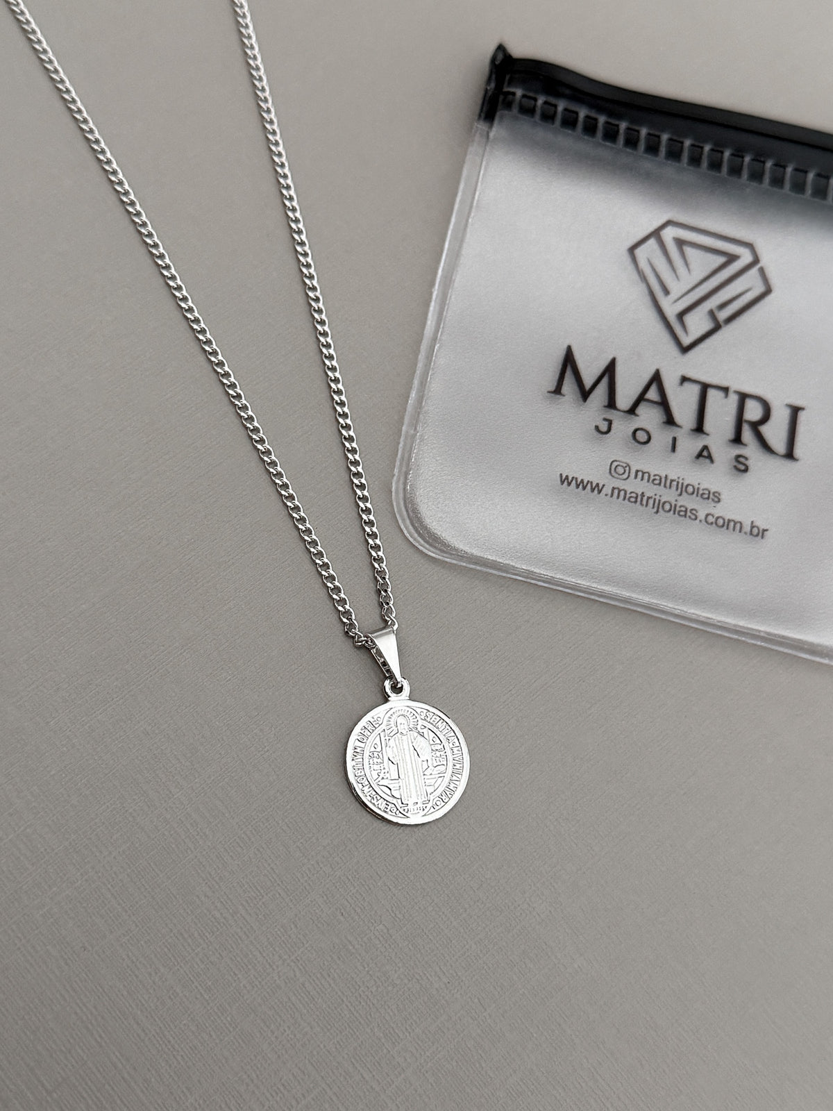 Corrente Grumet 2mm com Pingente São Bento Pequeno Banhada a Ouro Branco