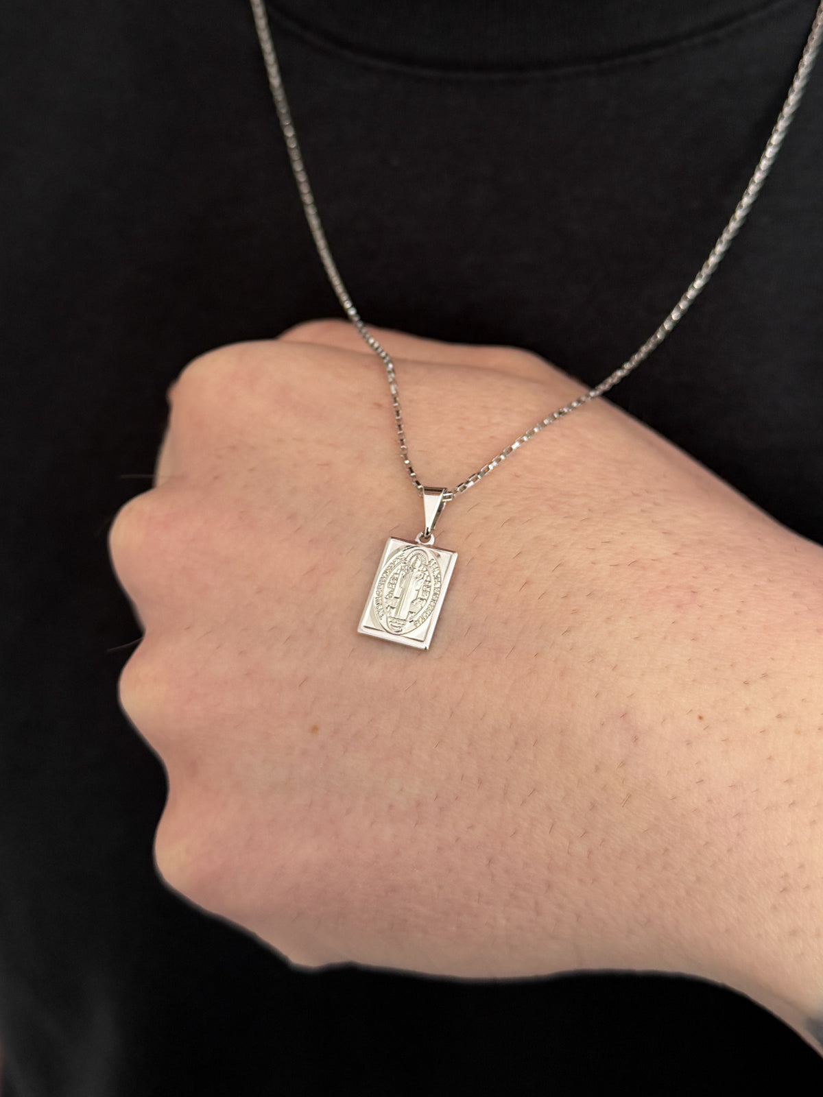 Corrente Tijolinho 1mm com Pingente Plaquinha São Bento Mini Banhado a Ouro Branco