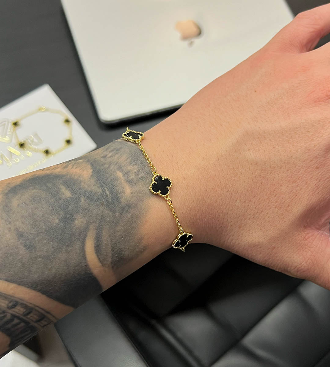 Pulseira Trevo Preto Fecho Tradicional Banhada a Ouro 18k, foto 5