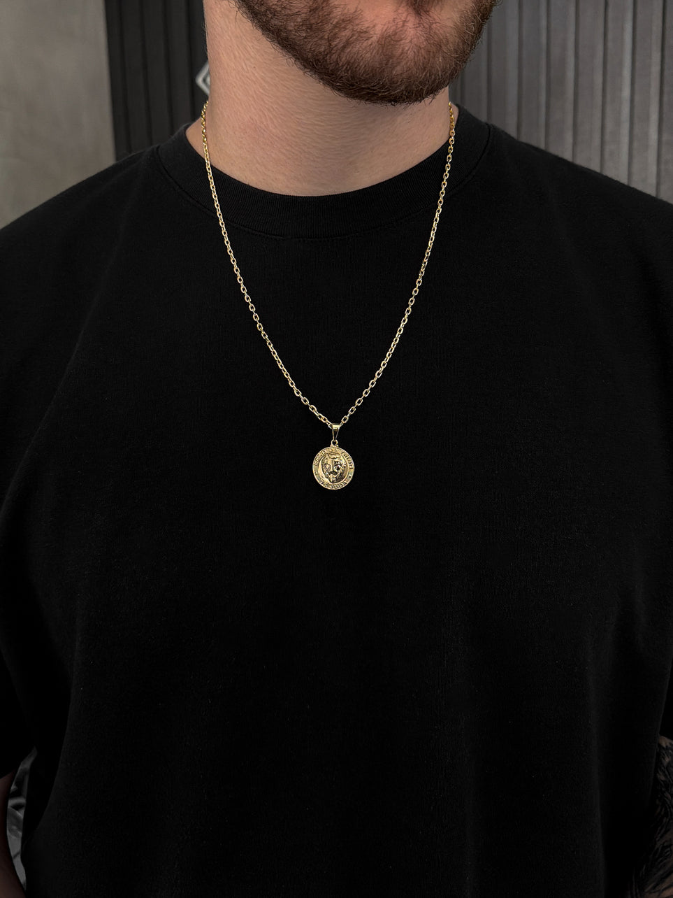Corrente Cadeado 3mm com Pingente Medalha Leão Tribo de Judá Banhada a Ouro 18k