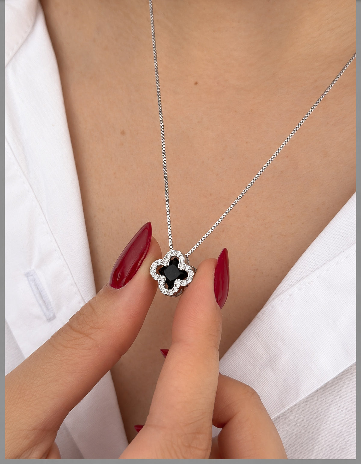 Colar Trevo Ônix Banhado a Ouro Branco