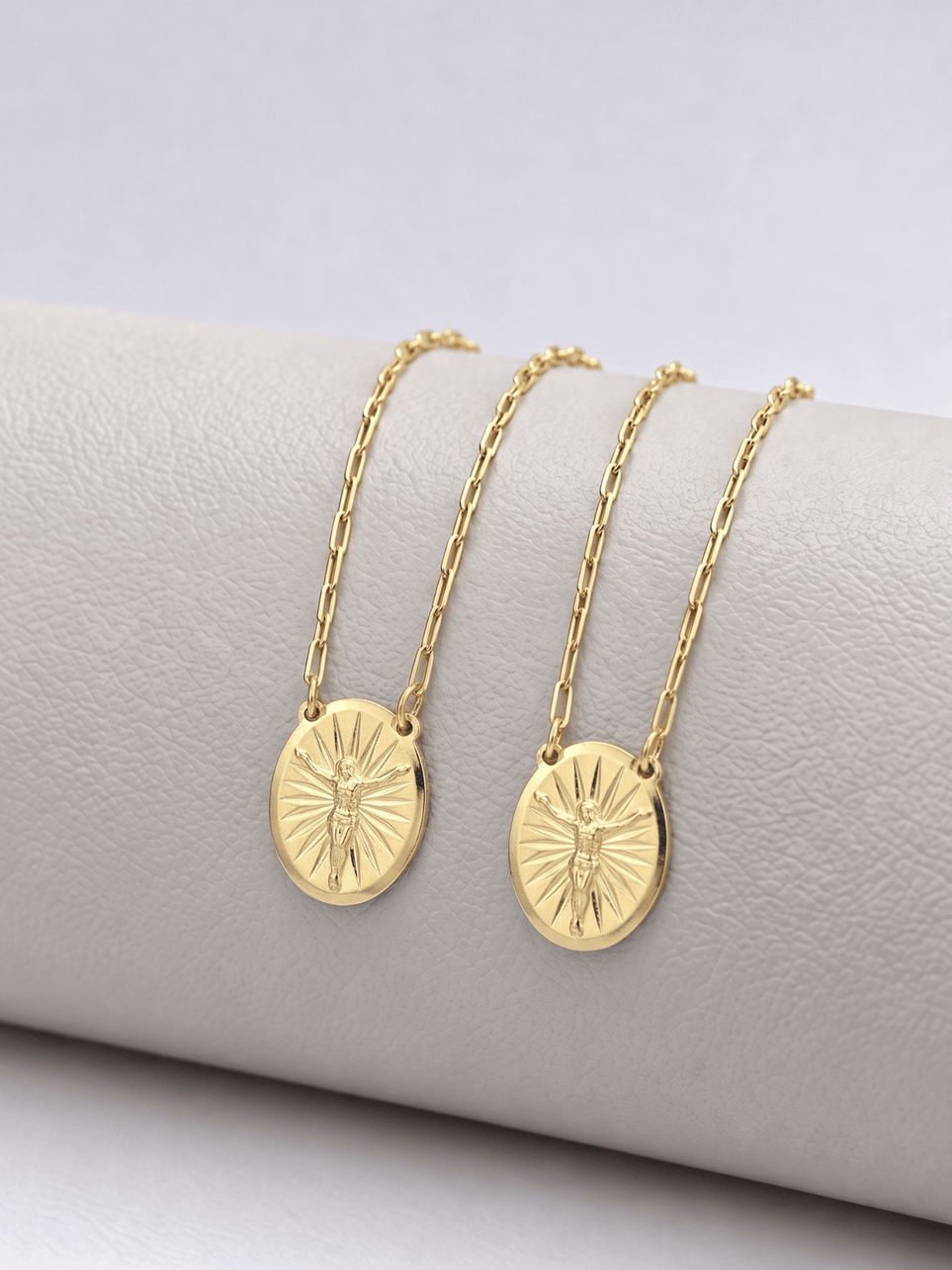 Escapulário Cadeado Laminado Cristo Iluminado Oval Banhado a Ouro 18k
