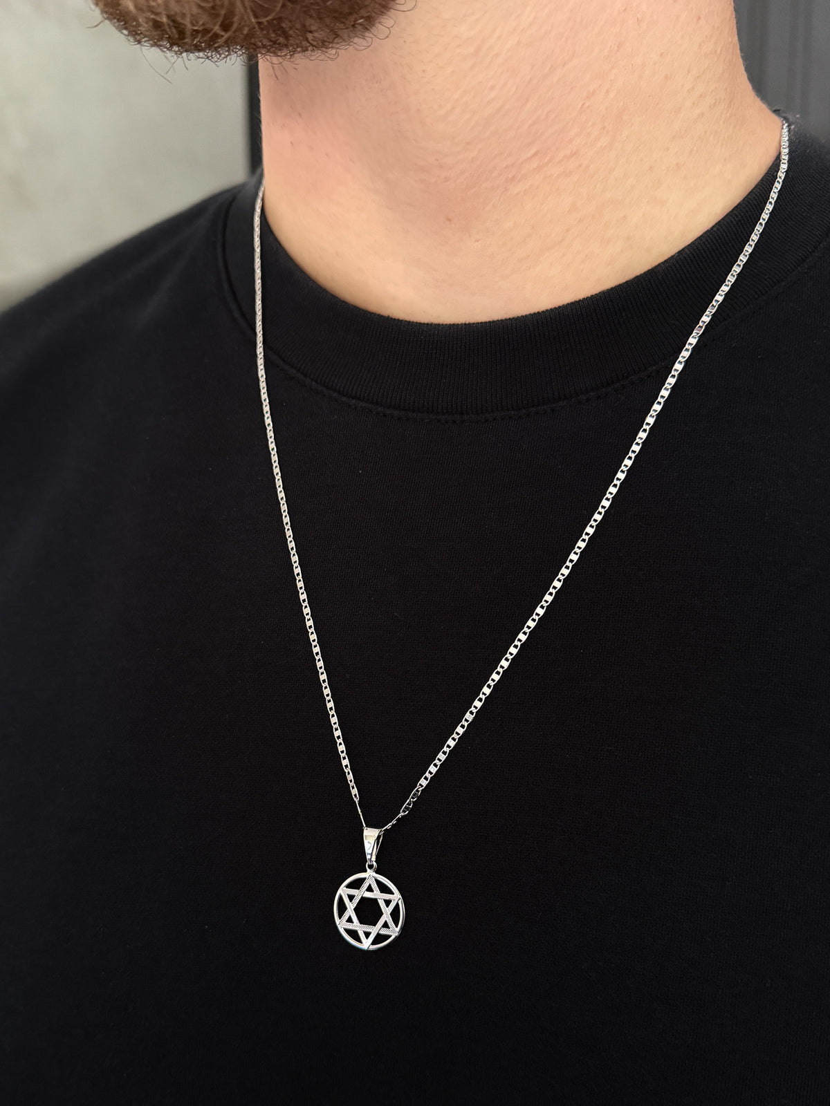 Corrente Piastrini 2mm com Pingente Estrela de Davi Banhada a Ouro Branco