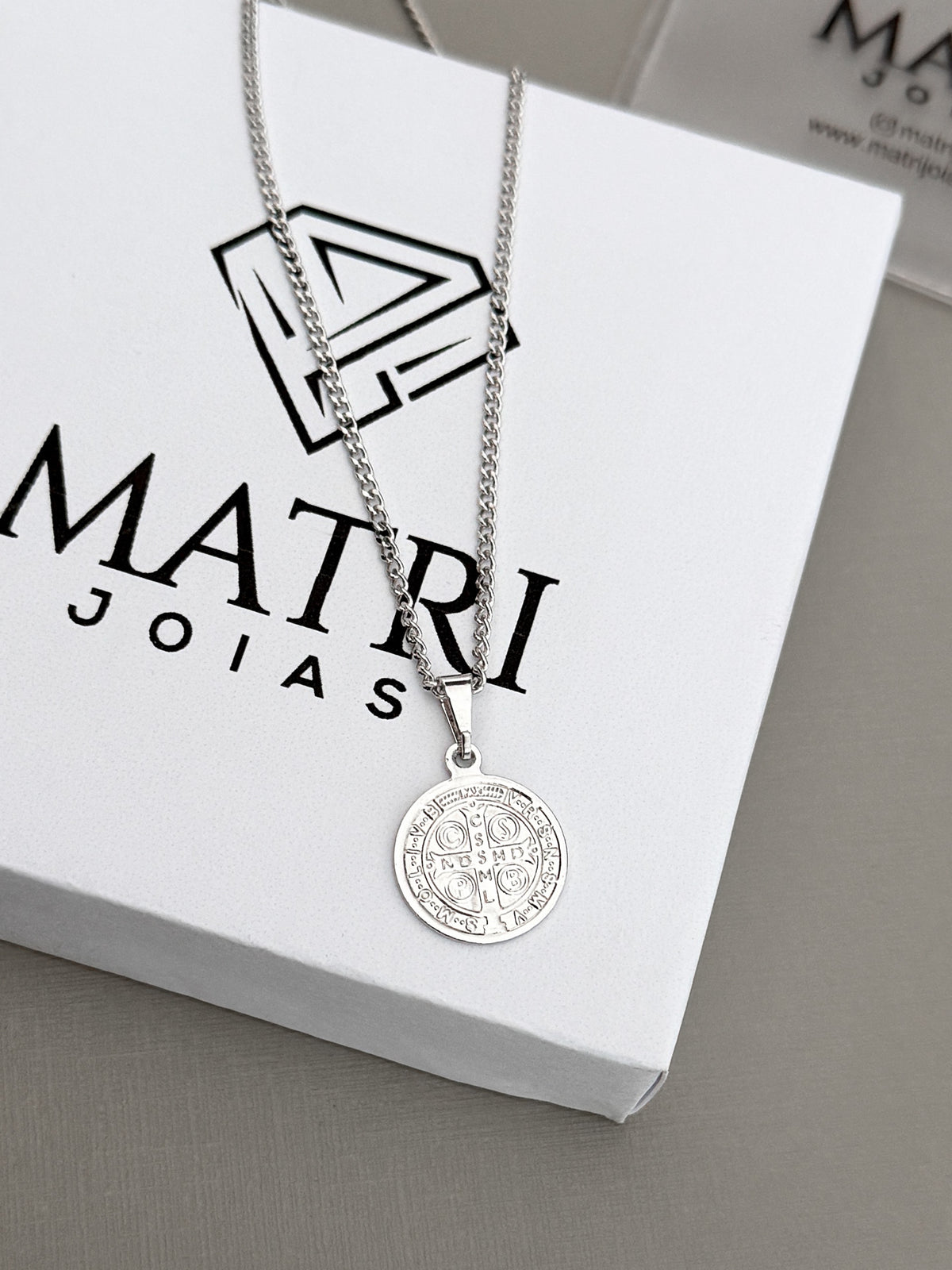 Corrente Grumet 2mm com Pingente São Bento Pequeno Banhada a Ouro Branco