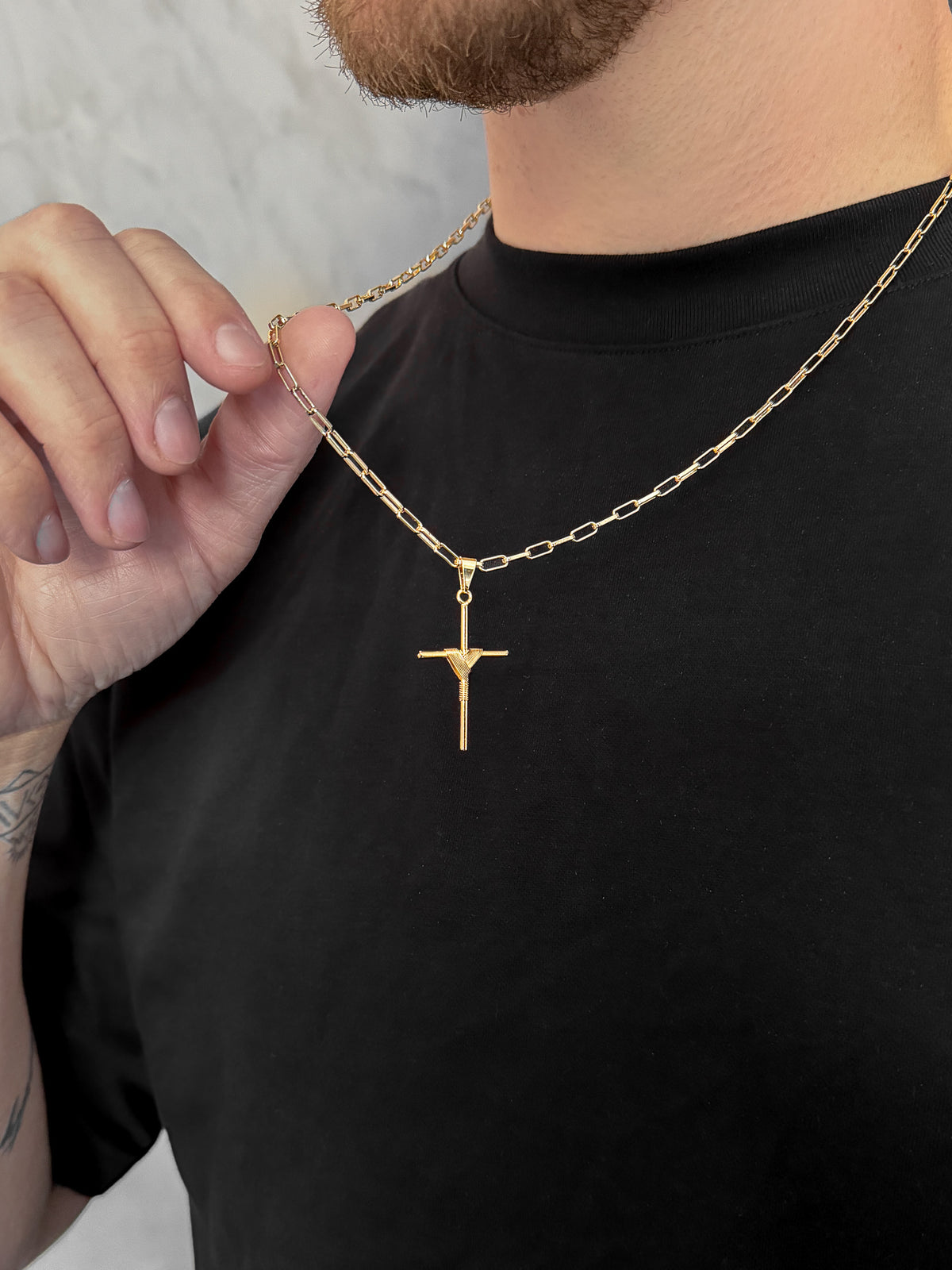 Conjunto Corrente e Pulseira Cadeado Laminado 3mm com Pingente Cruz Amarrada Banhado a Ouro 18k