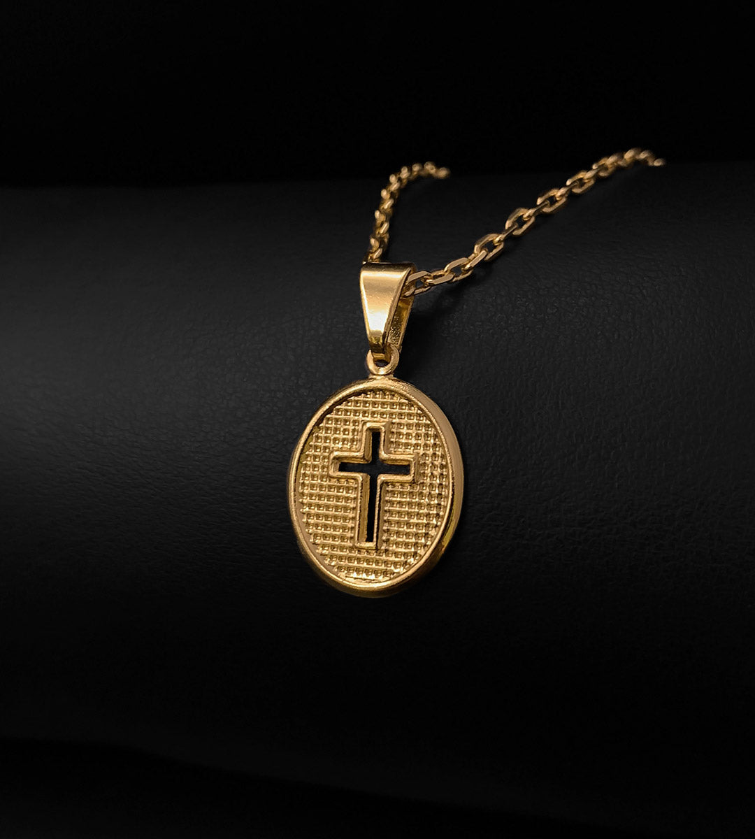 Pingente Mini Oval Cruz Vazada 2x1,5cm Banhado a Ouro 18k