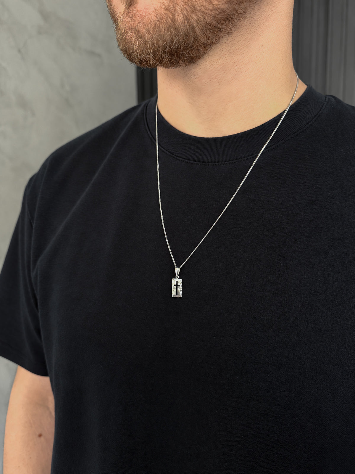 Corrente Grumet 1mm com Pingente Plaquinha Cruz Vazada Banhado a Ouro Branco