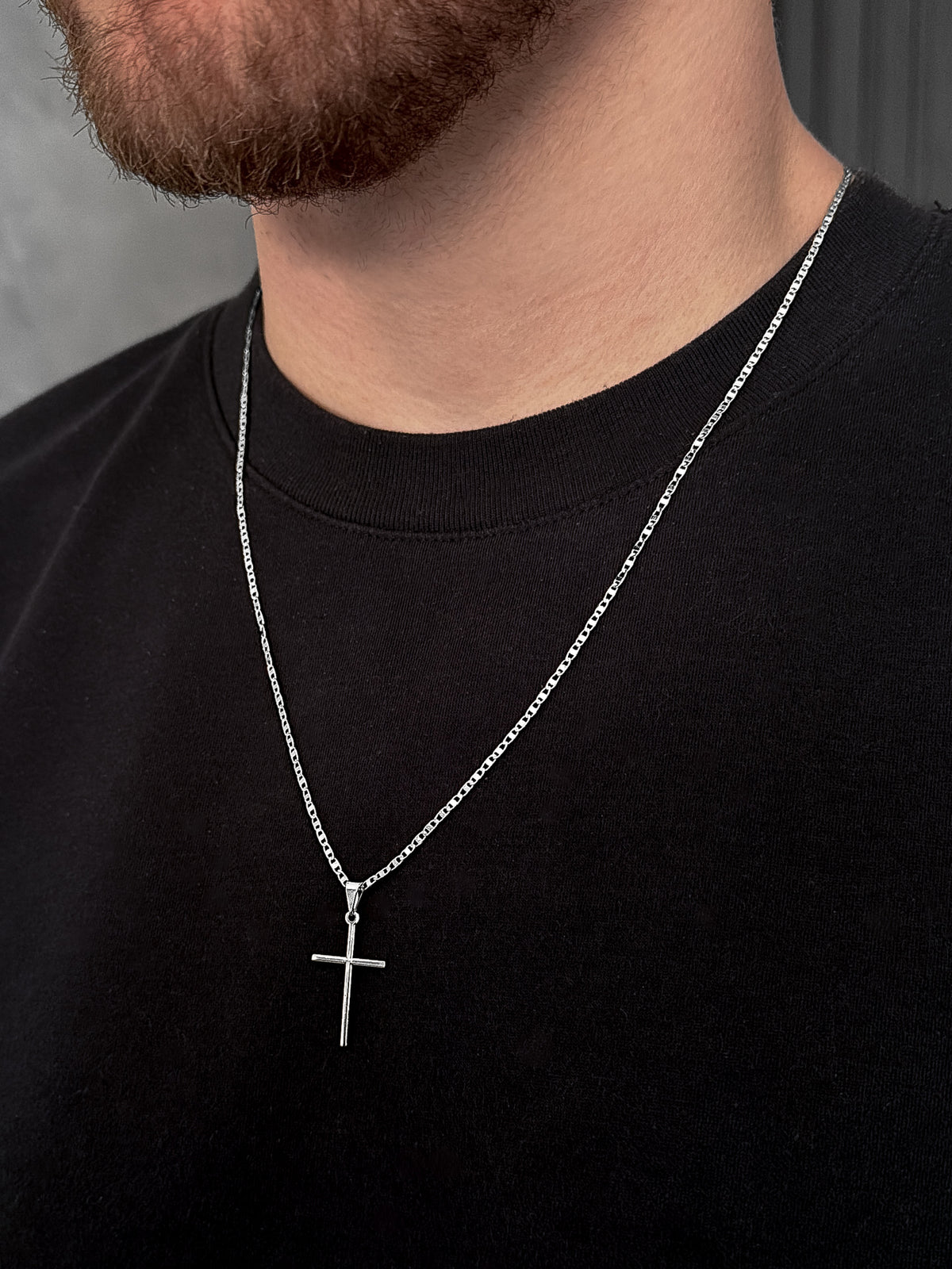 Corrente Piastrini 2mm com Pingente Cruz Lisa Banhada a Ouro Branco