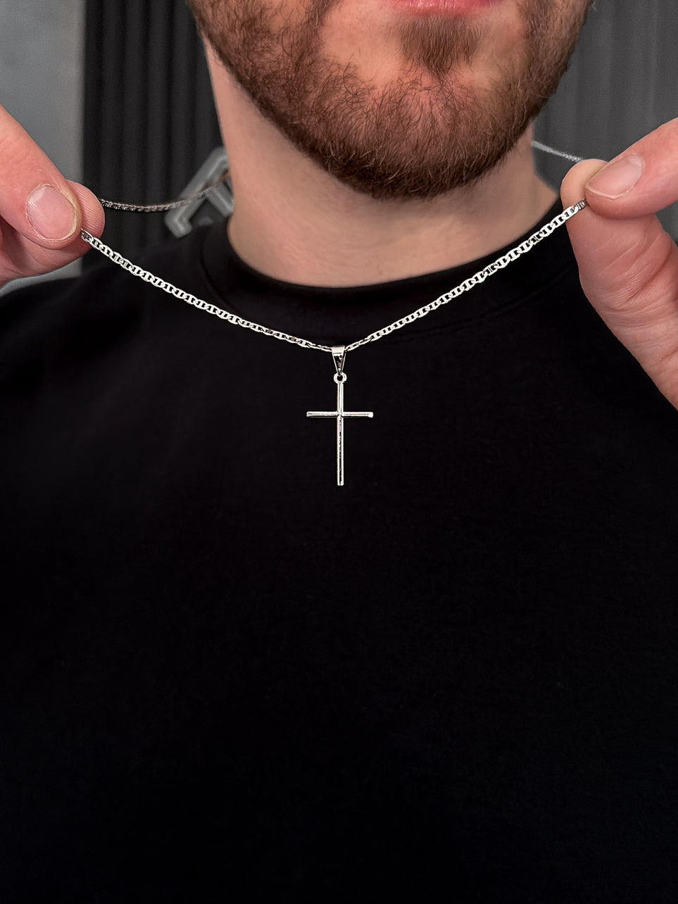 Corrente Piastrini 2mm com Pingente Cruz Lisa Banhada a Ouro Branco