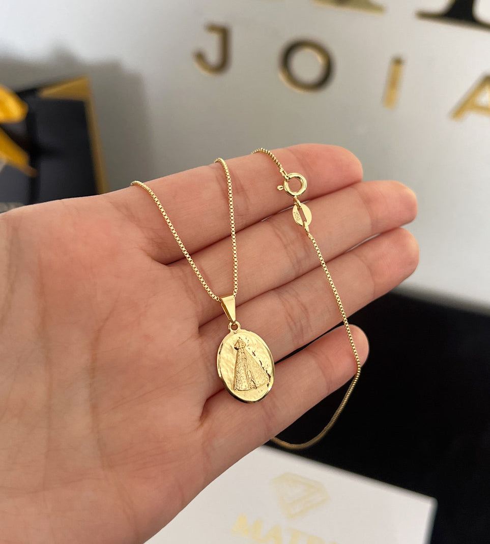 Colar Feminino Veneziano 1mm + Pingente Nossa Senhora Aparecida 2x1cm Banhado a Ouro 18k