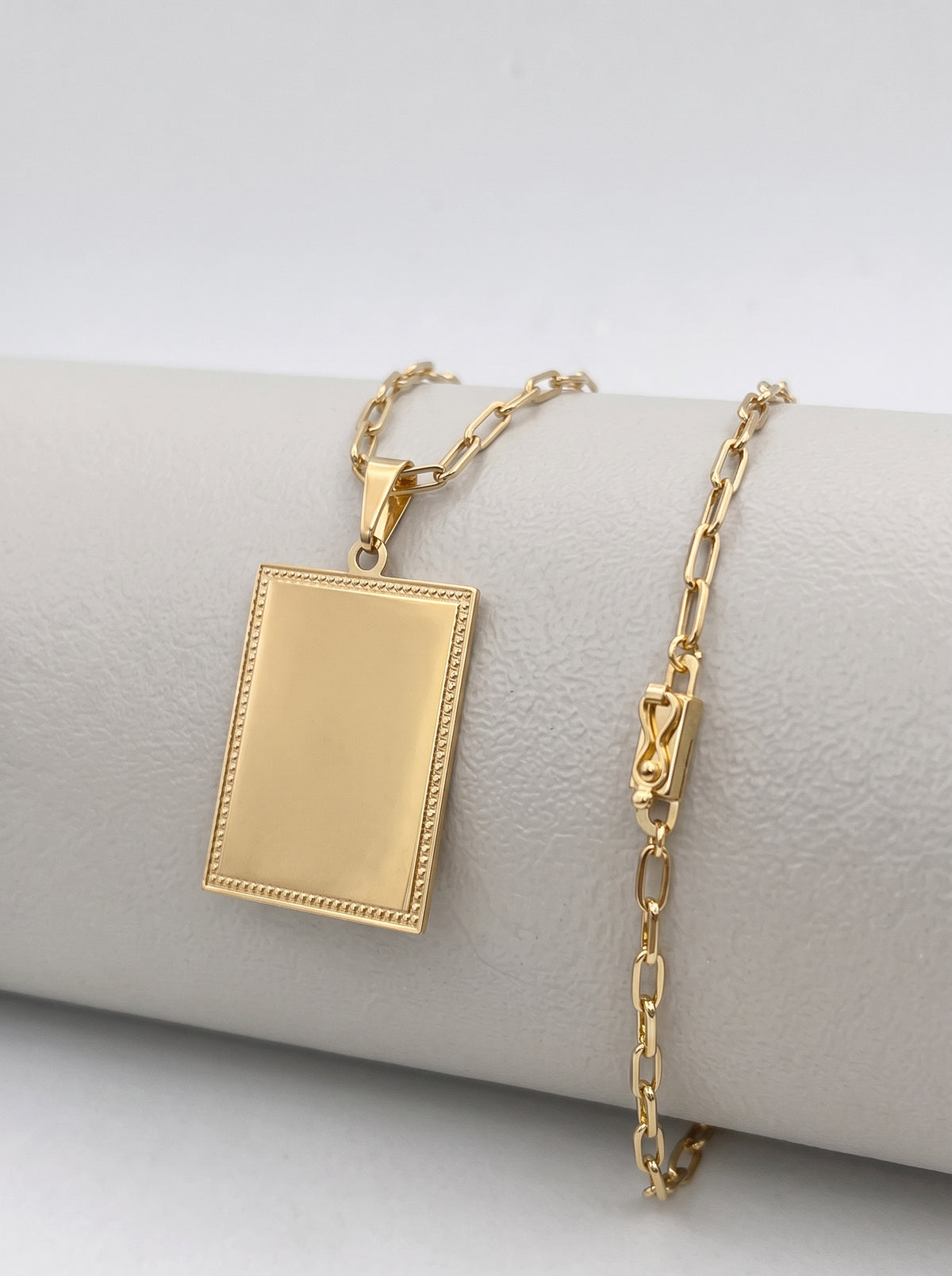 Corrente Cadeado Laminado 3mm com Pingente Placa Detalhada Personalizável Banhada a Ouro 18k