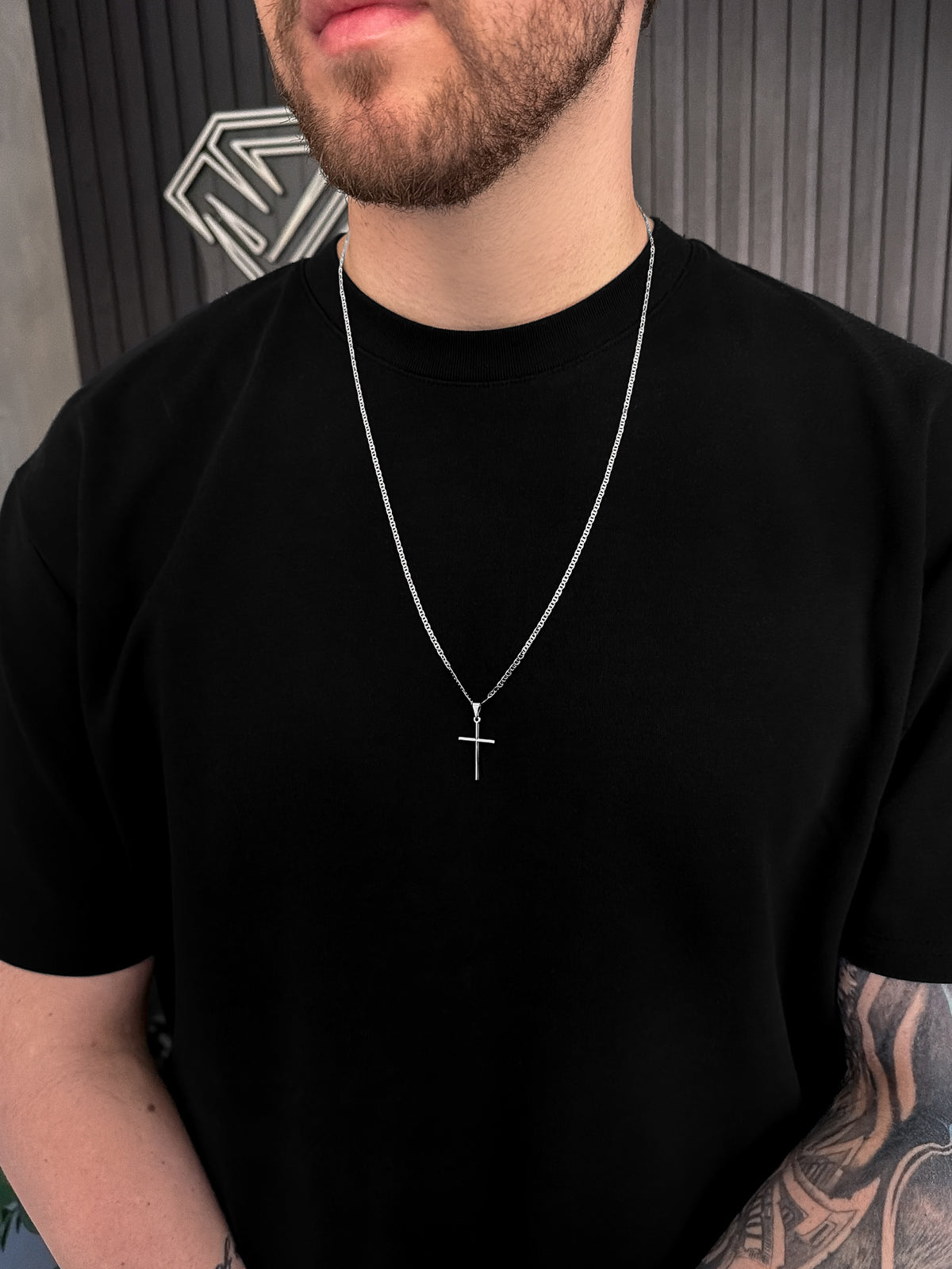 Corrente Piastrini 2mm com Pingente Cruz Lisa Banhada a Ouro Branco