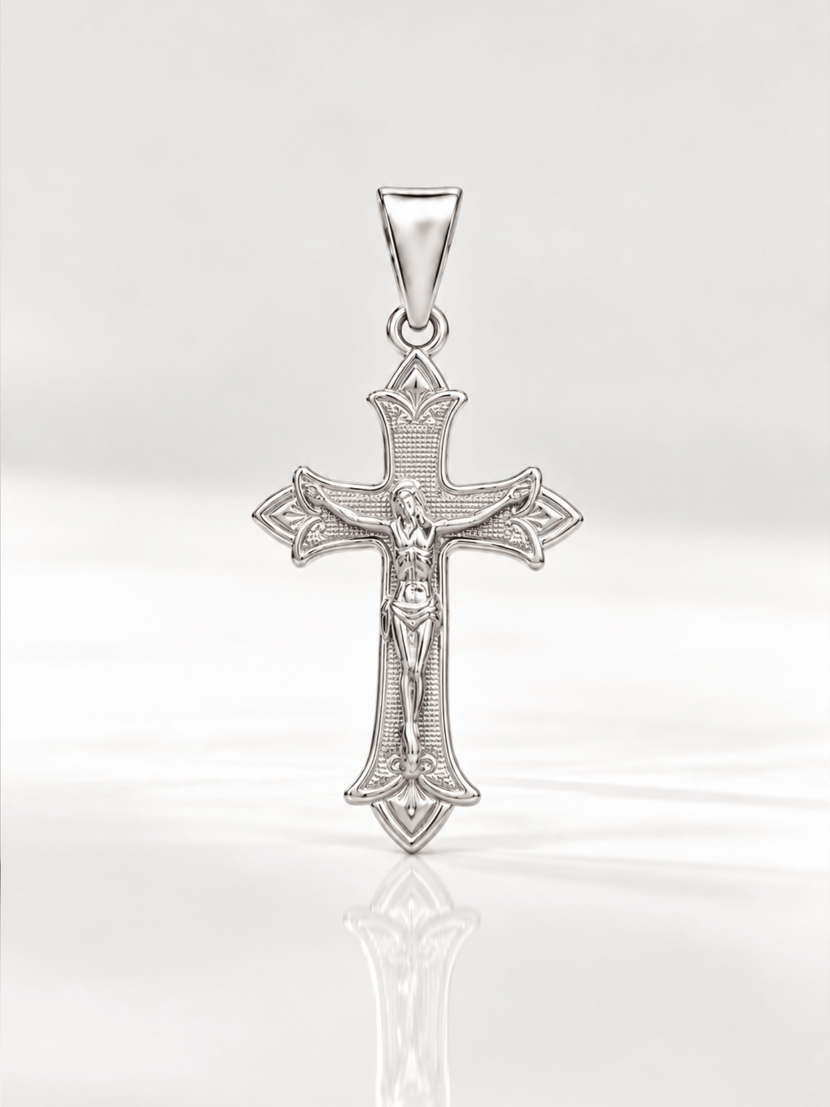 Pingente Cruz Vitoriana com Cristo  Banhado a Ouro Branco