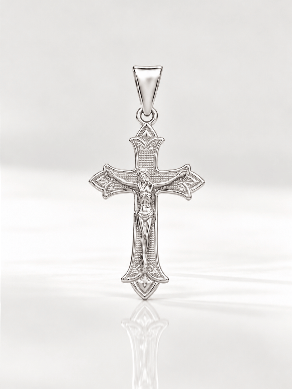 Pingente Cruz Vitoriana com Cristo  Banhado a Ouro Branco