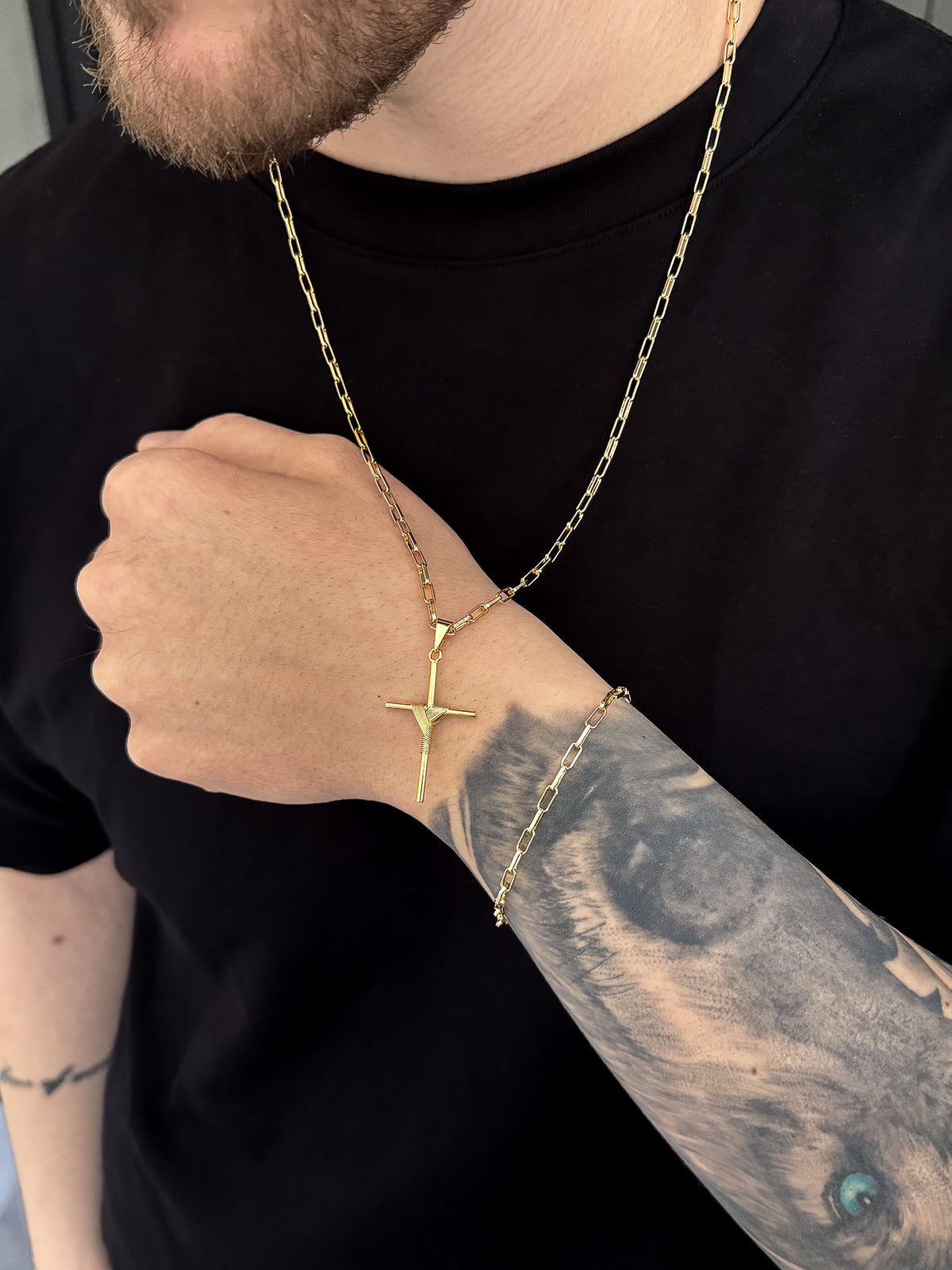Conjunto Corrente e Pulseira Cadeado Laminado 3mm com Pingente Cruz Amarrada Banhado a Ouro 18k
