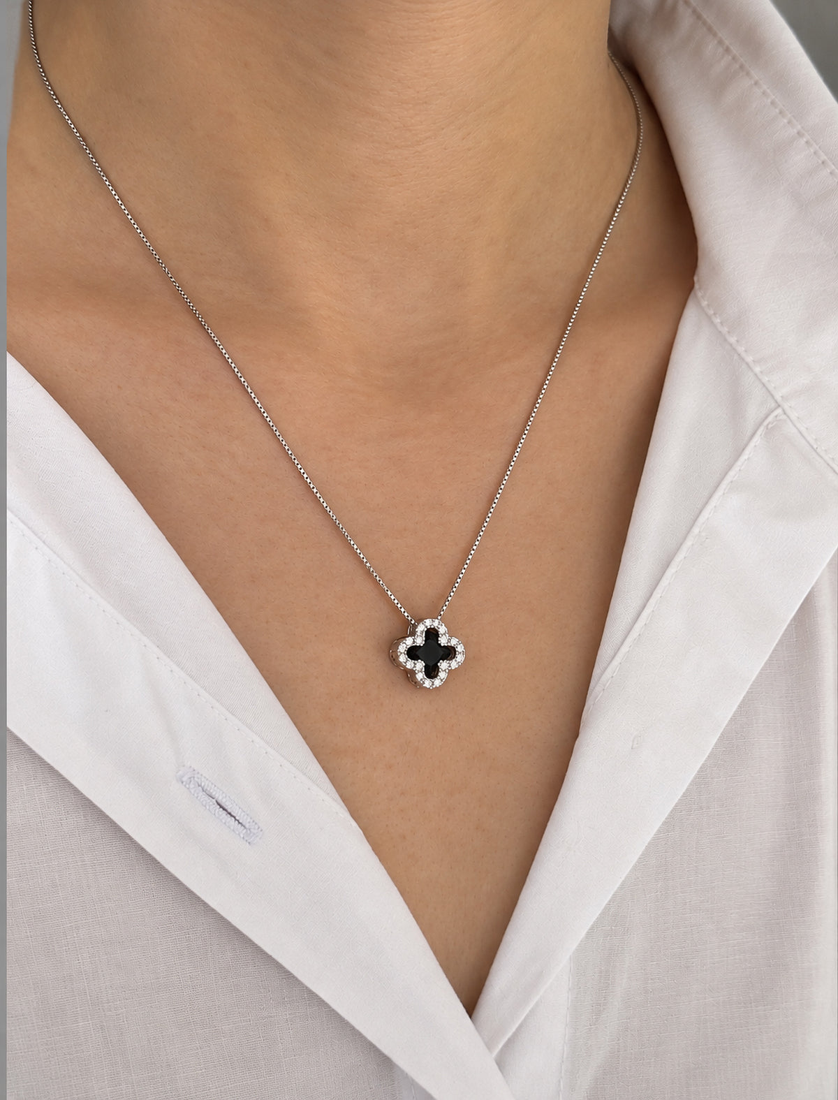Colar Trevo Ônix Banhado a Ouro Branco