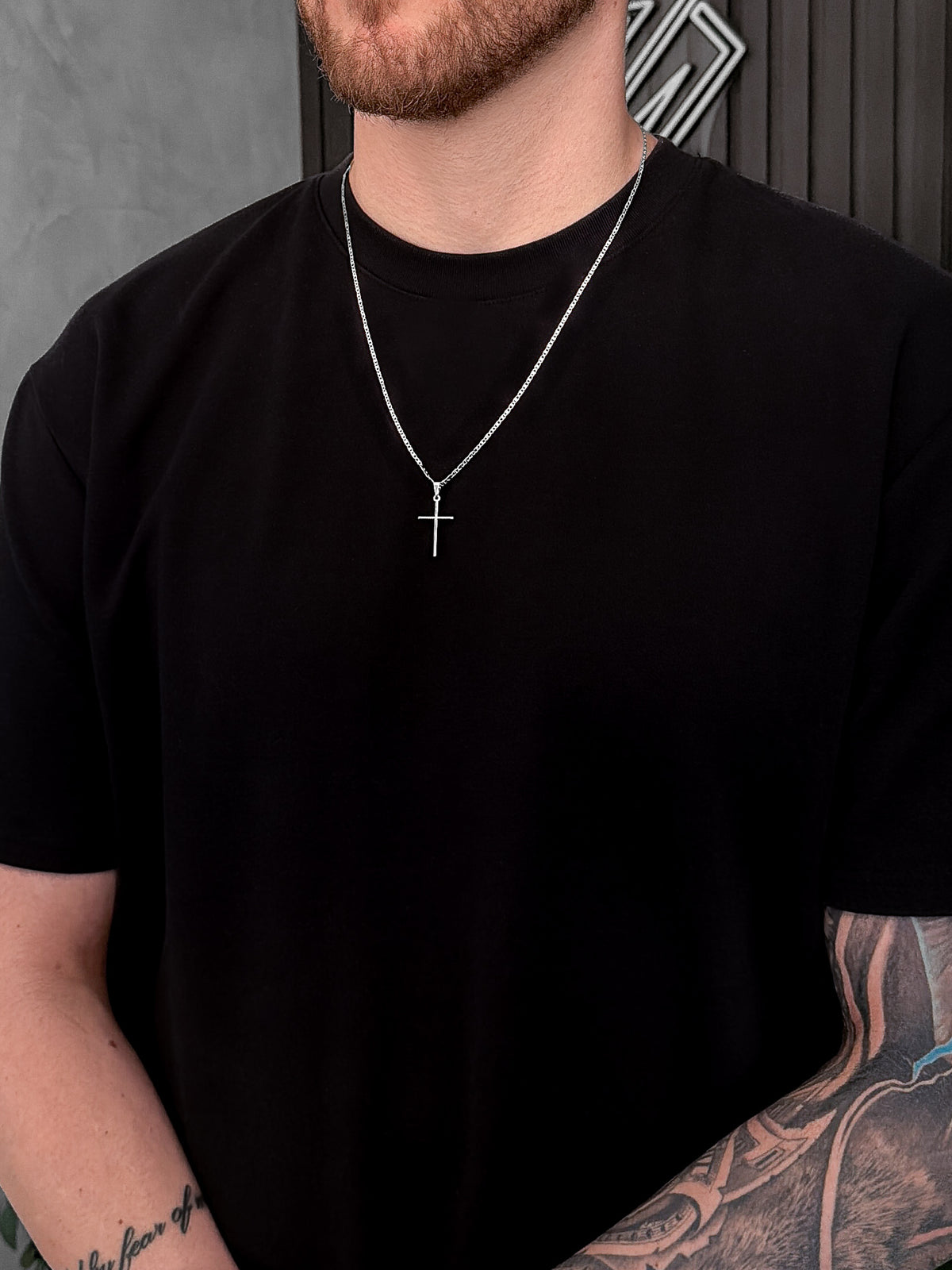 Corrente Piastrini 2mm com Pingente Cruz Lisa Banhada a Ouro Branco