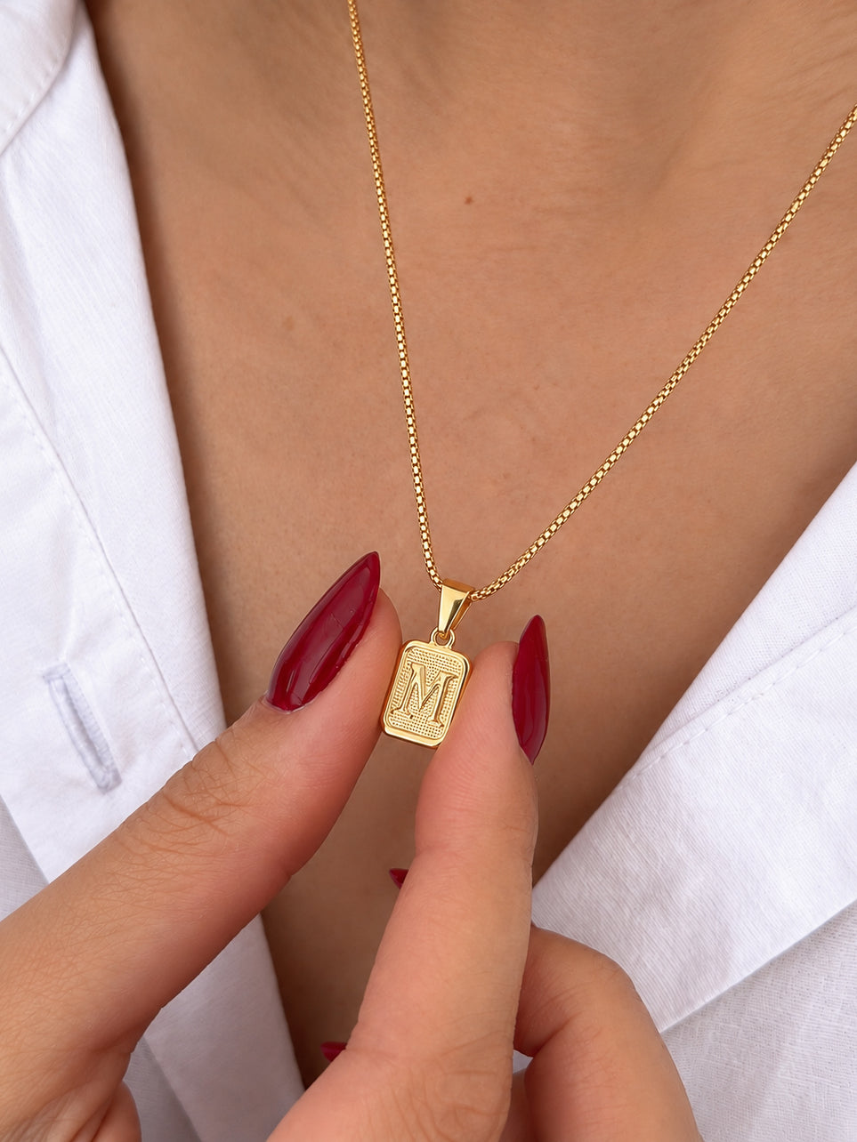 Colar Veneziana com Pingente Letra Mini Detalhada Banhado a Ouro 18k