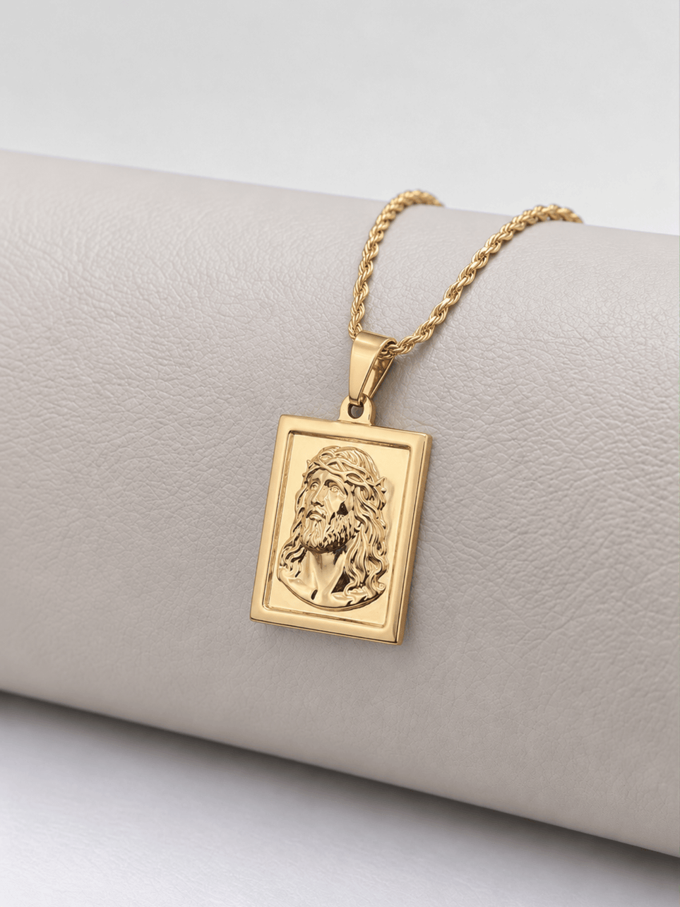 Pingente Placa Face de Cristo em Relevo Banhado a Ouro 18k