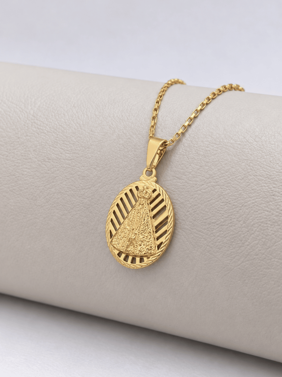 Pingente Nossa Senhora Oval Detalhada Banhado a Ouro 18k