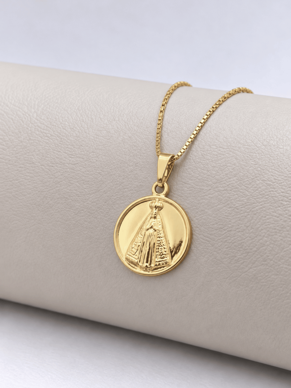 PINGENTE NOSSA SENHORA EM RELEVO (2x2cm) - Banhado a Ouro 18k