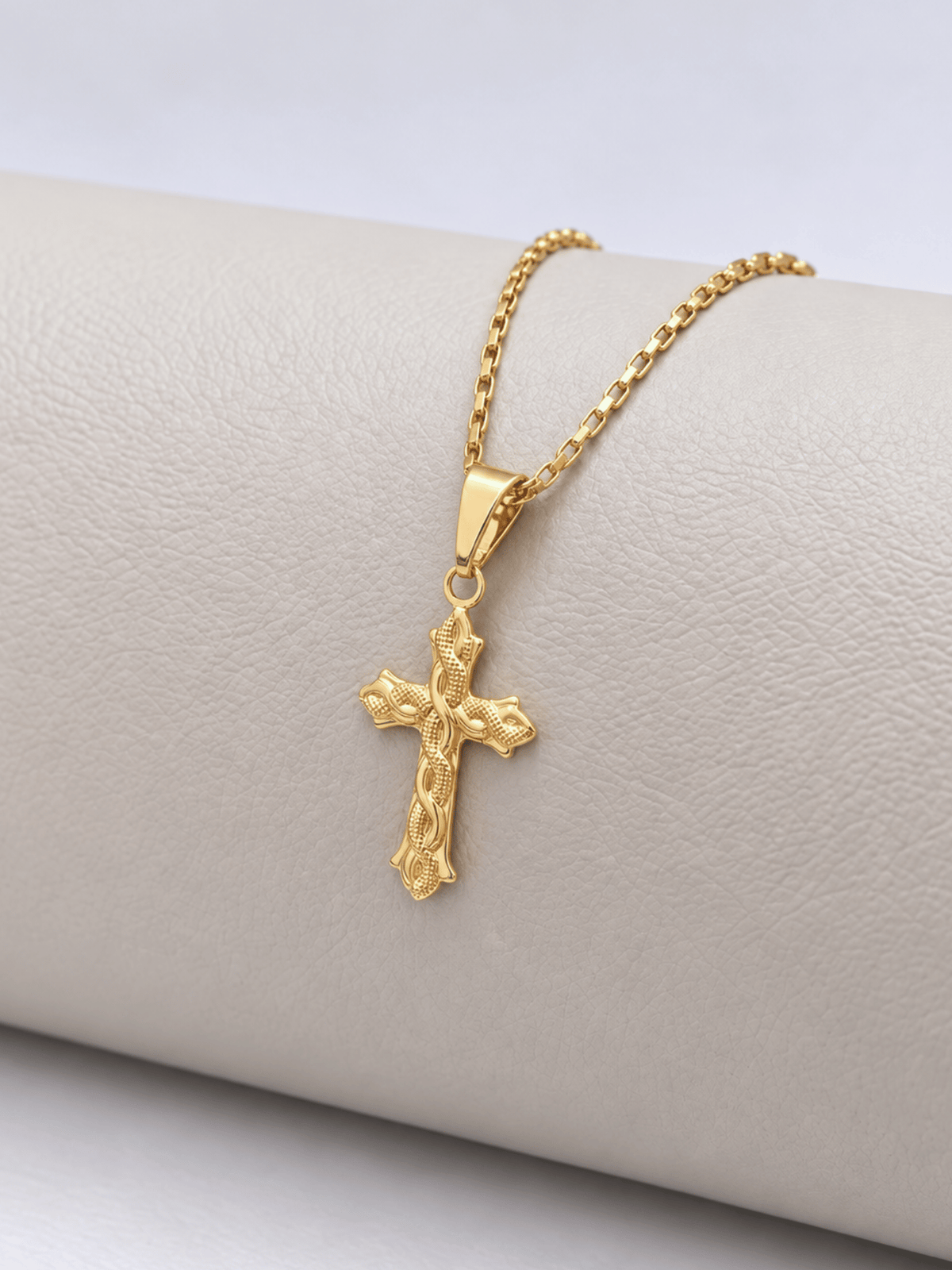 Pingente Cruz com Detalhes em Relevo Banhado a Ouro 18k
