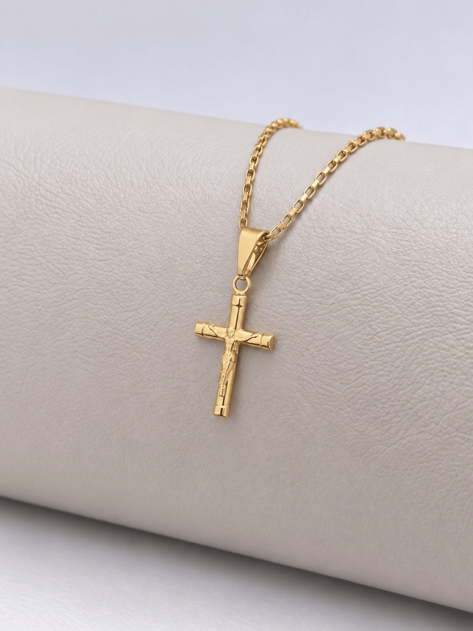 Pingente Cruz Arredondada com Cristo Banhado a Ouro 18k