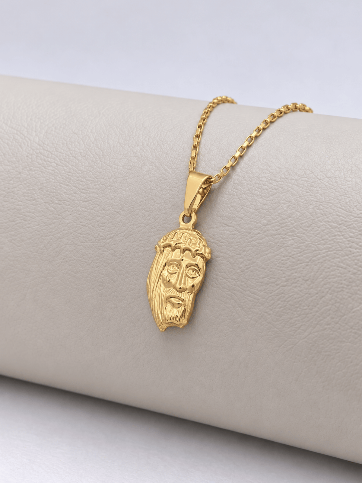 PINGENTE MINI CRISTO EM RELEVO (2x1,2cm) - Banhado a Ouro 18k