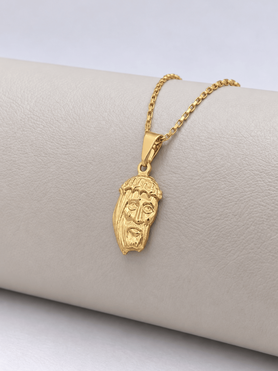 PINGENTE MINI CRISTO EM RELEVO (2x1,2cm) - Banhado a Ouro 18k