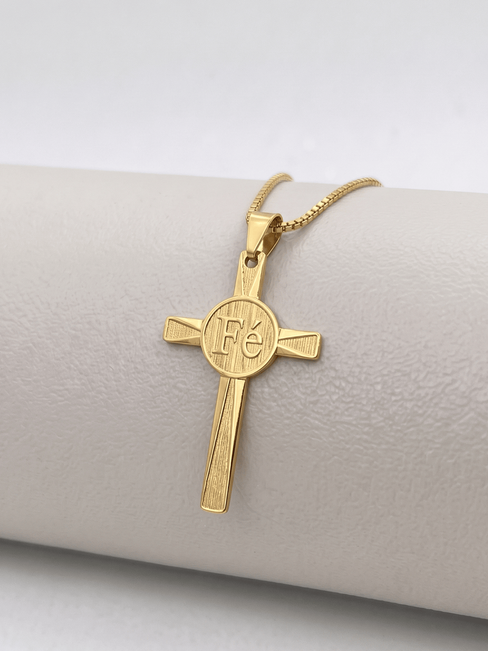 Pingente Cruz Fé com Detalhes Banhado a Ouro 18k