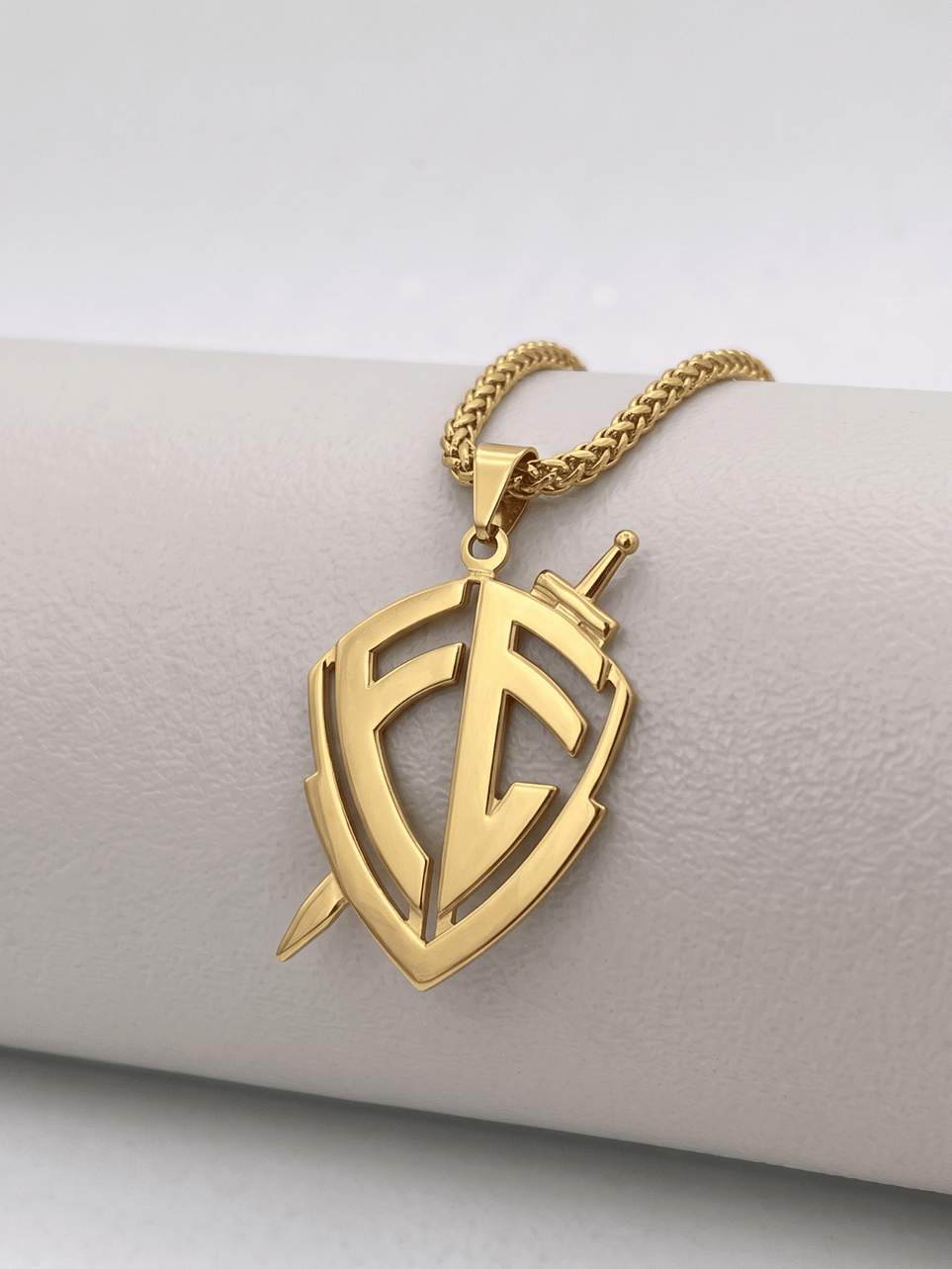 Pingente Escudo Fé Vazado Grande Banhado a Ouro 18k