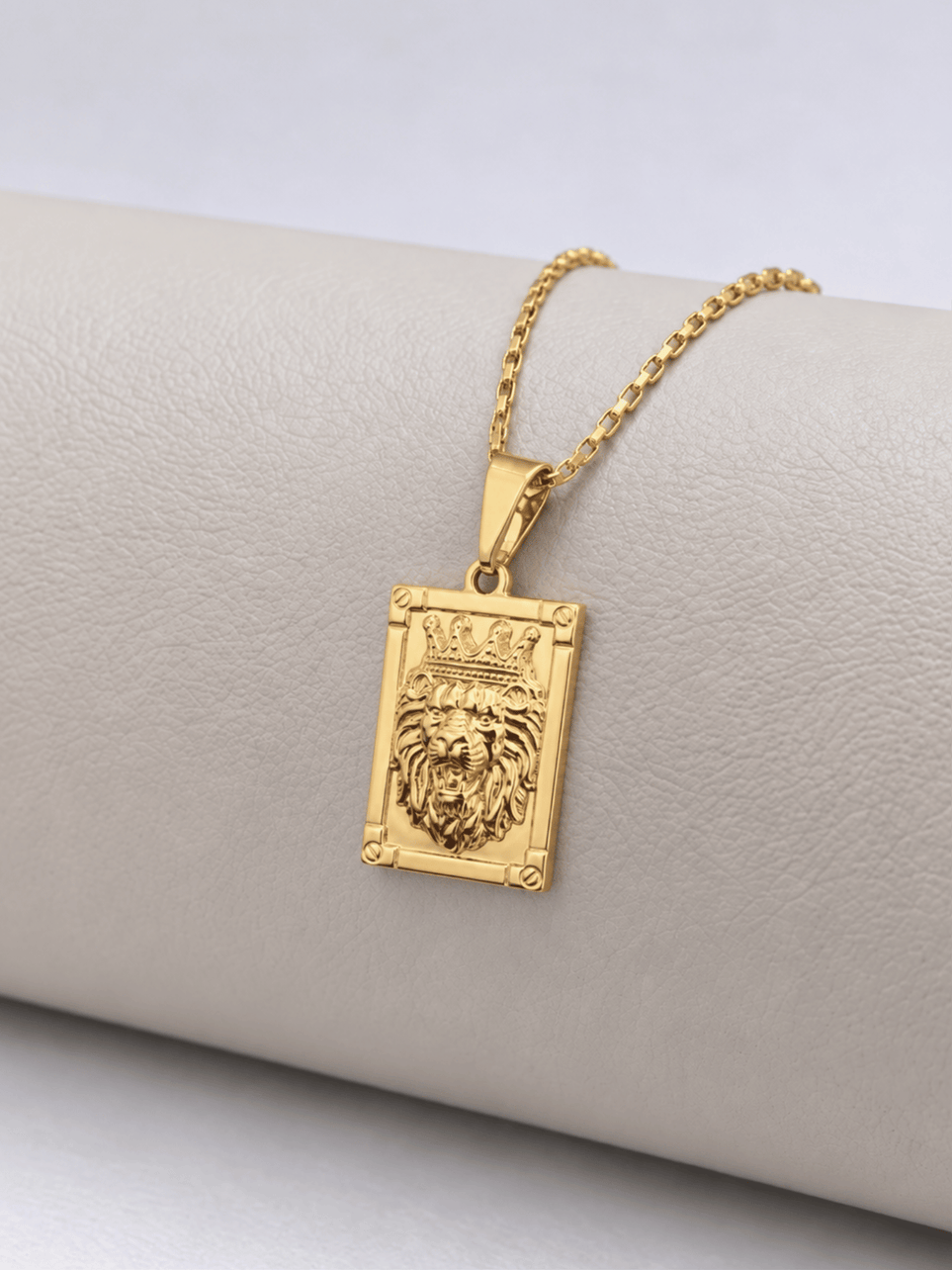 Pingente Placa Leão em Relevo Banhado a Ouro 18k