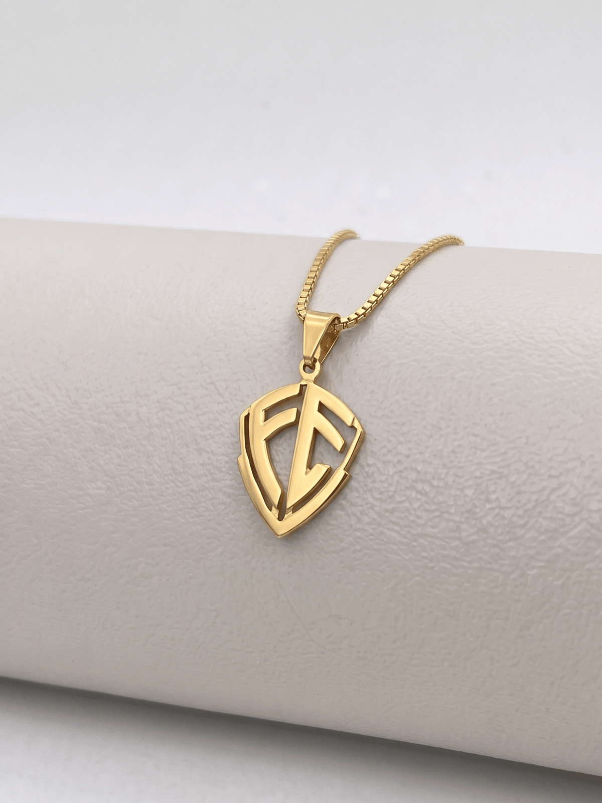Pingente Escudo Fé Vazado Pequeno Banhado a Ouro 18k