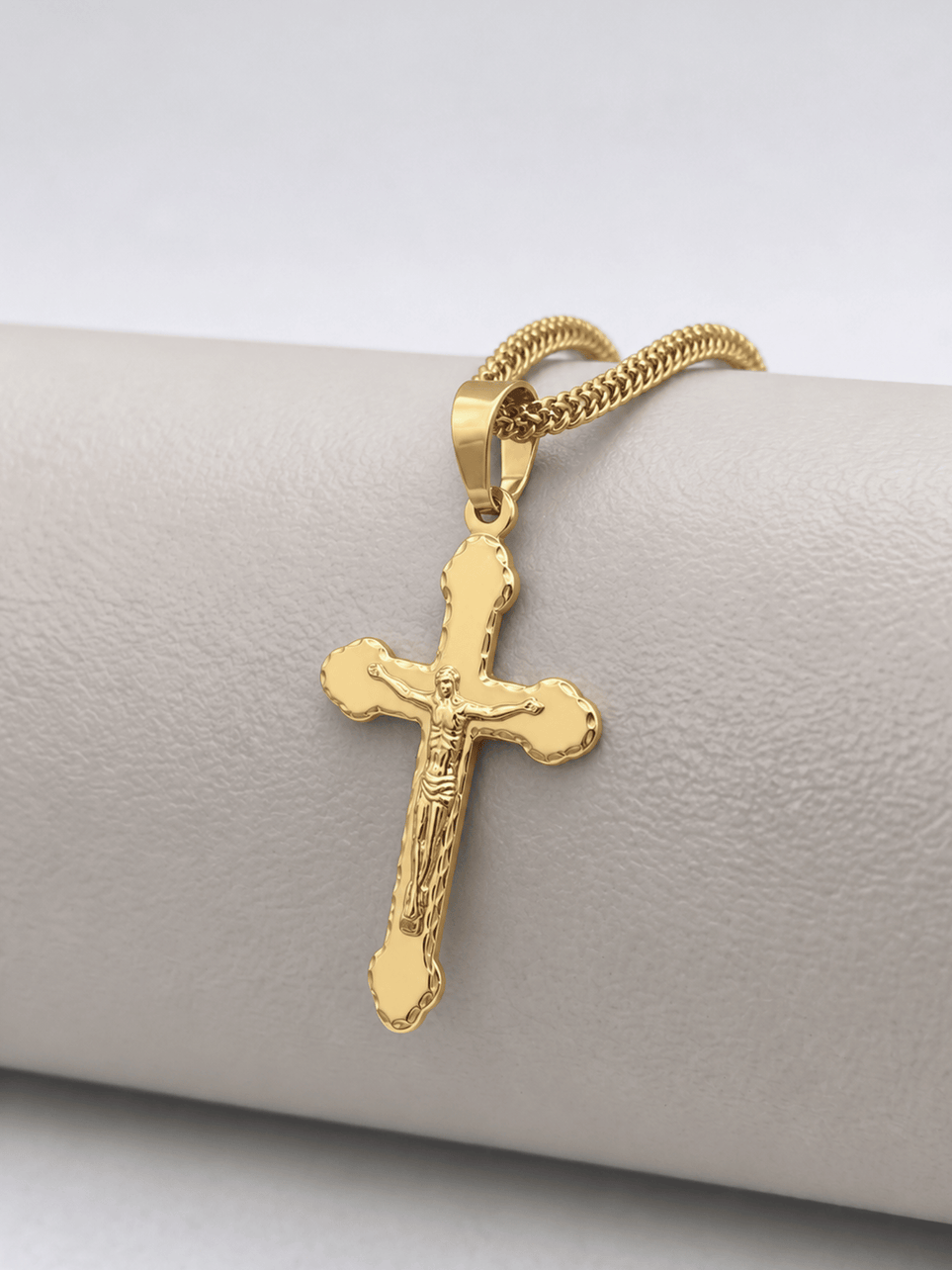 Pingente Cruz com Cristo Liso com Detalhes Banhado a Ouro 18k