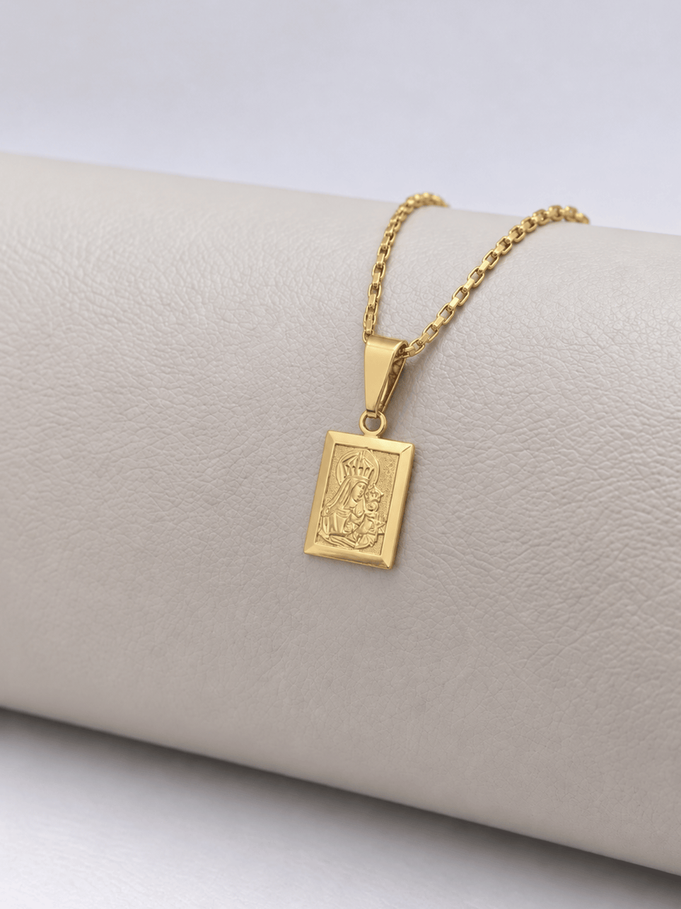 Pingente Plaquinha Nossa Senhora do Carmo Banhado a Ouro 18k